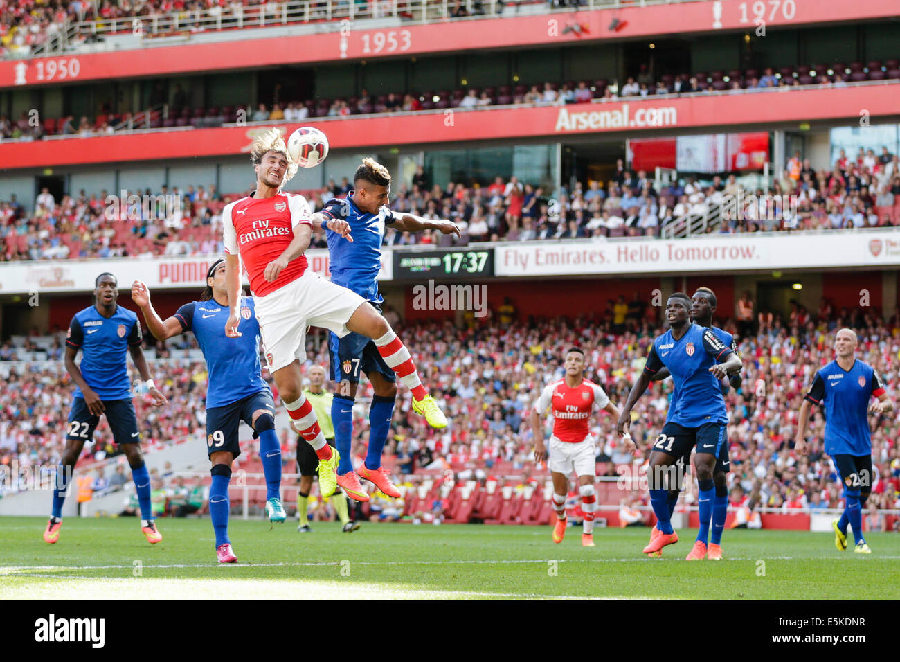 Londres, Royaume-Uni. 06Th Août, 2014. Unis Cup. Par rapport à l'arsenal comme Monaco. L'arsenal Ignasi MIQUEL remporte un en-tête dans la boîte avec Monaco 0-1 gagnants et gagnantes de Valence un peu plus tôt dans la journée, Valence a remporté le trophée du tournoi. Credit : Action Plus Sport/Alamy Live News Banque D'Images