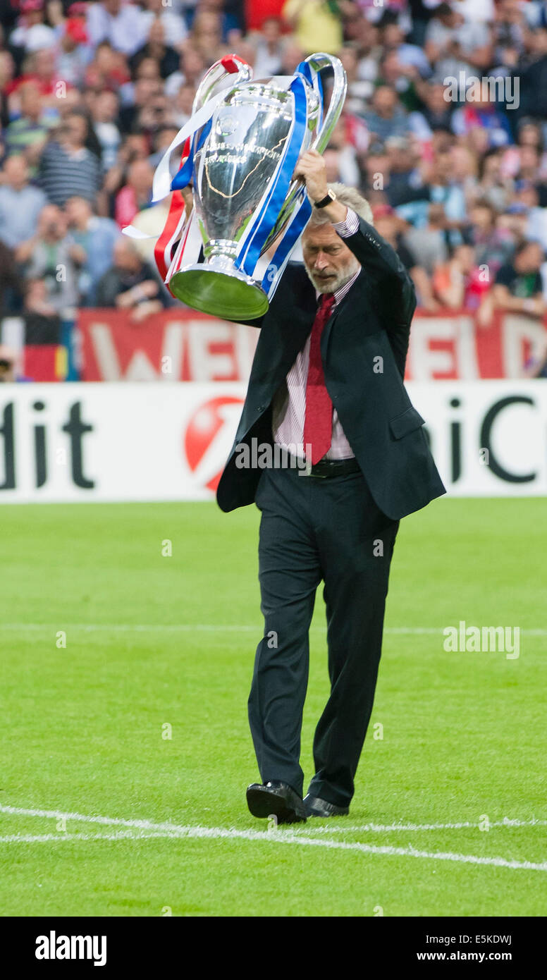 La légende du football allemand Paul Breitner avec la coupe Banque D'Images