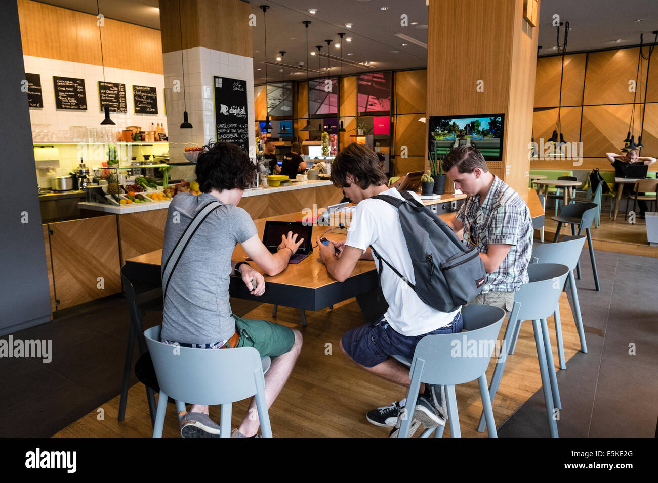 Nouveau Microsoft Digital Eatery cafe sur l'Unter den Linden à Berlin Allemagne Banque D'Images
