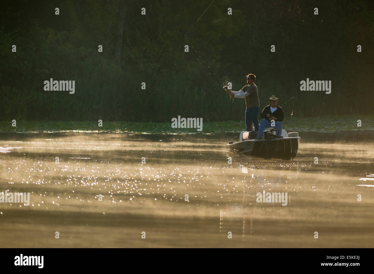 Tôt le matin, la pêche basse sur Haines Creek River dans la région de Leesburg, en Floride. Banque D'Images