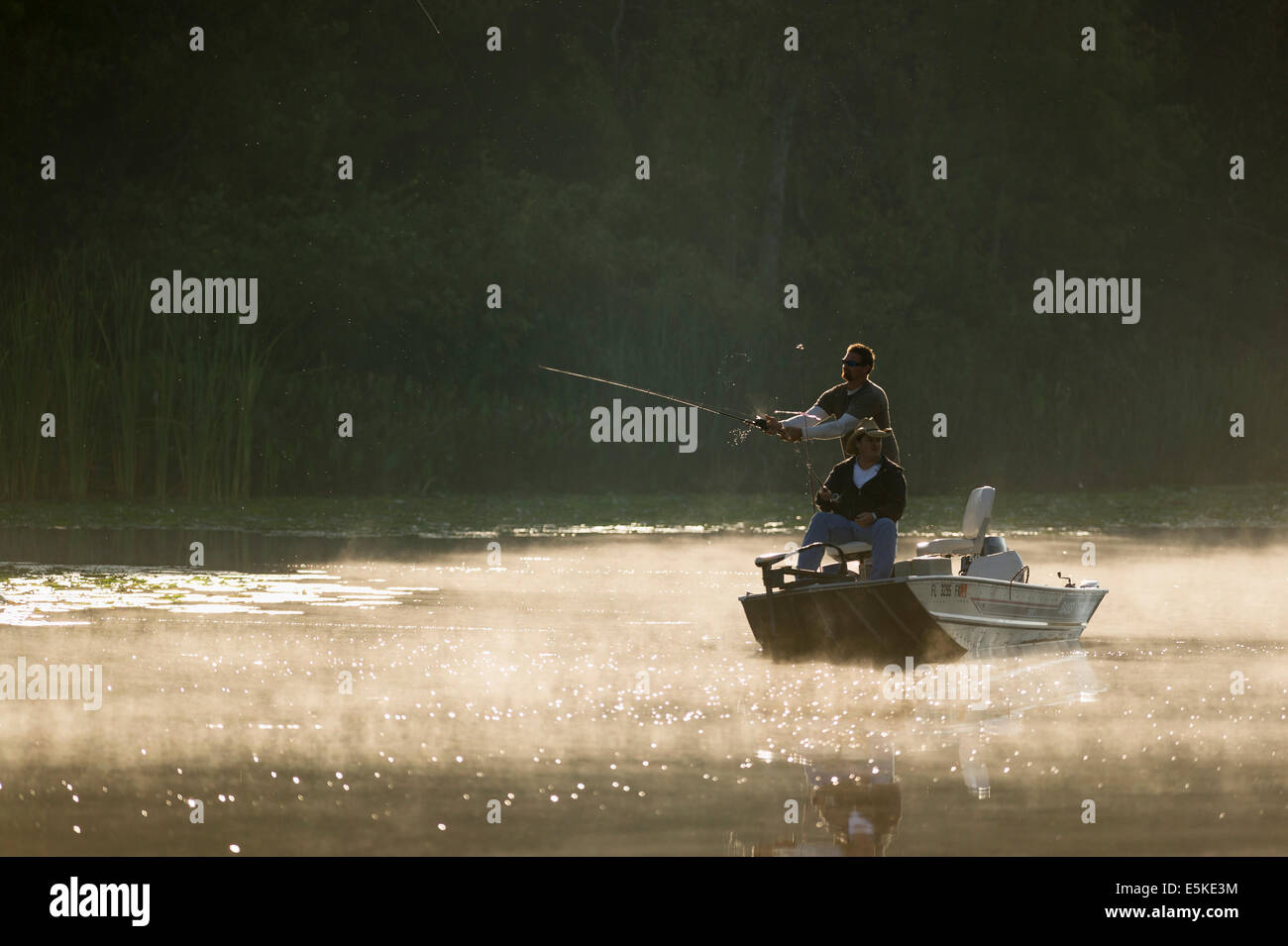 Tôt le matin, la pêche basse sur Haines Creek River dans la région de Leesburg, en Floride. Banque D'Images