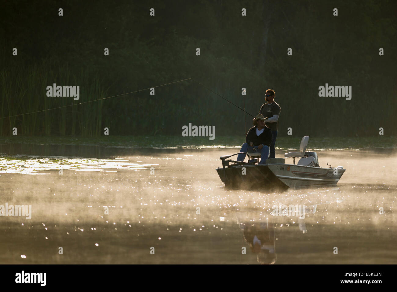 Tôt le matin, la pêche basse sur Haines Creek River dans la région de Leesburg, en Floride. Banque D'Images