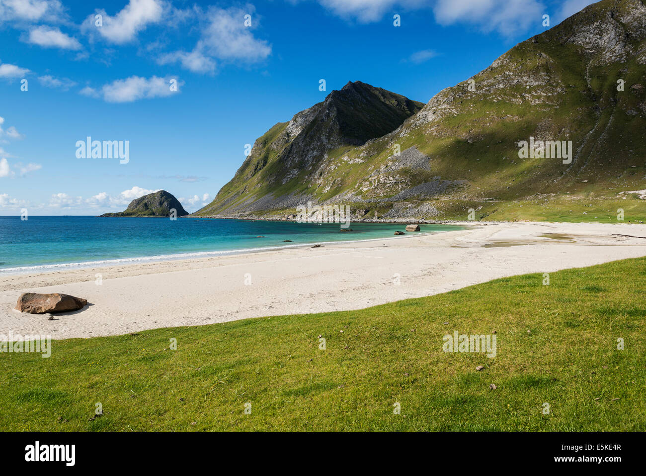 Journée ensoleillée à la plage, Haukland Vestvågøy, îles Lofoten, Norvège Banque D'Images