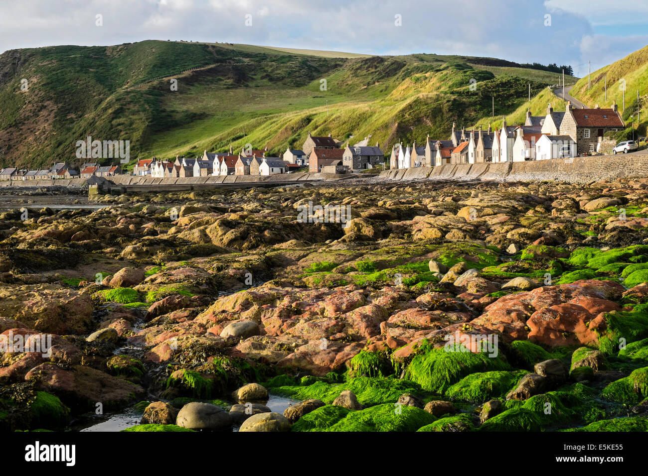 Vue sur petit village de Crovie sur la côte de l'Aberdeenshire en Écosse Banque D'Images