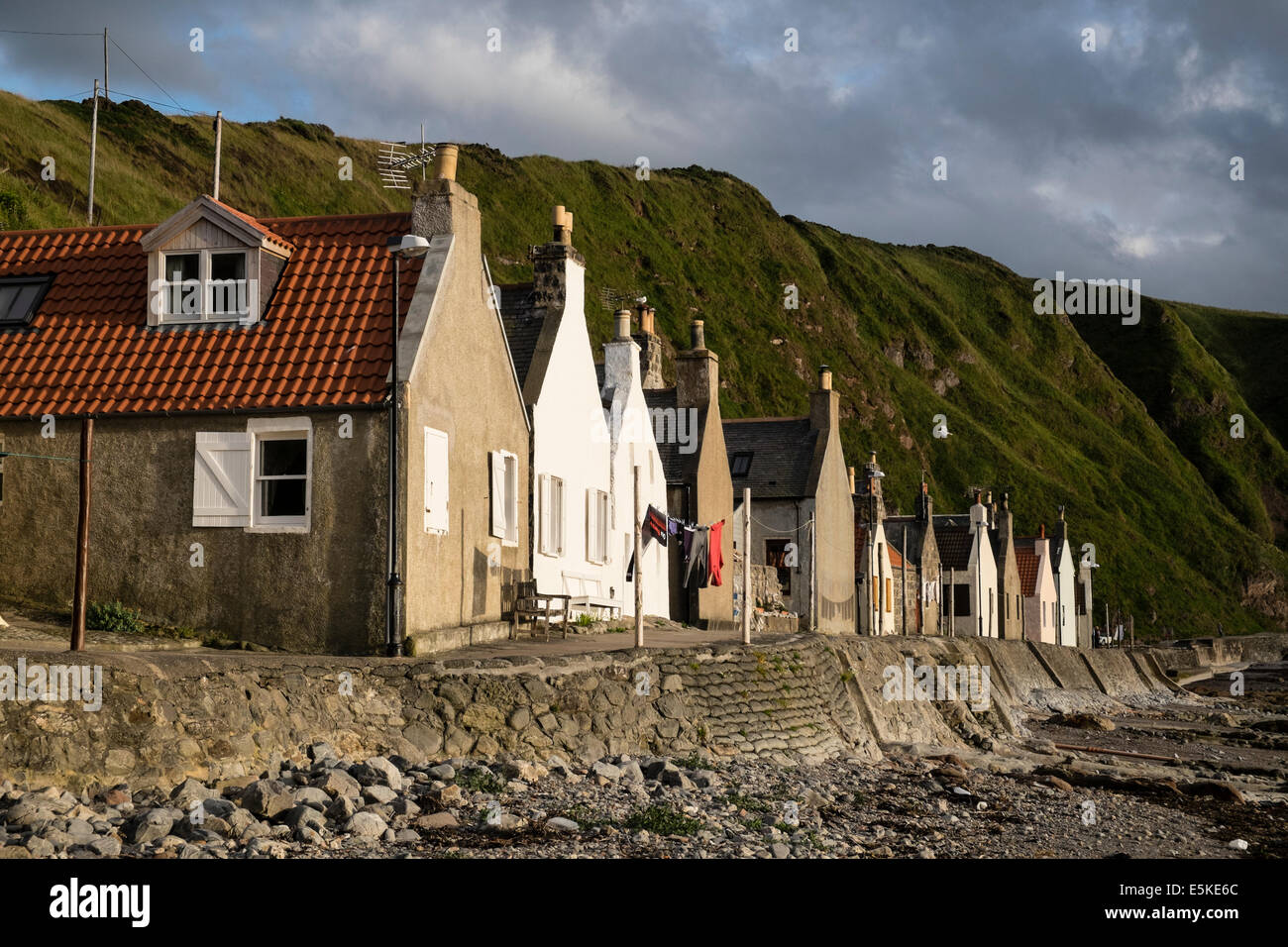 Vue sur petit village de Crovie sur la côte de l'Aberdeenshire en Écosse Banque D'Images