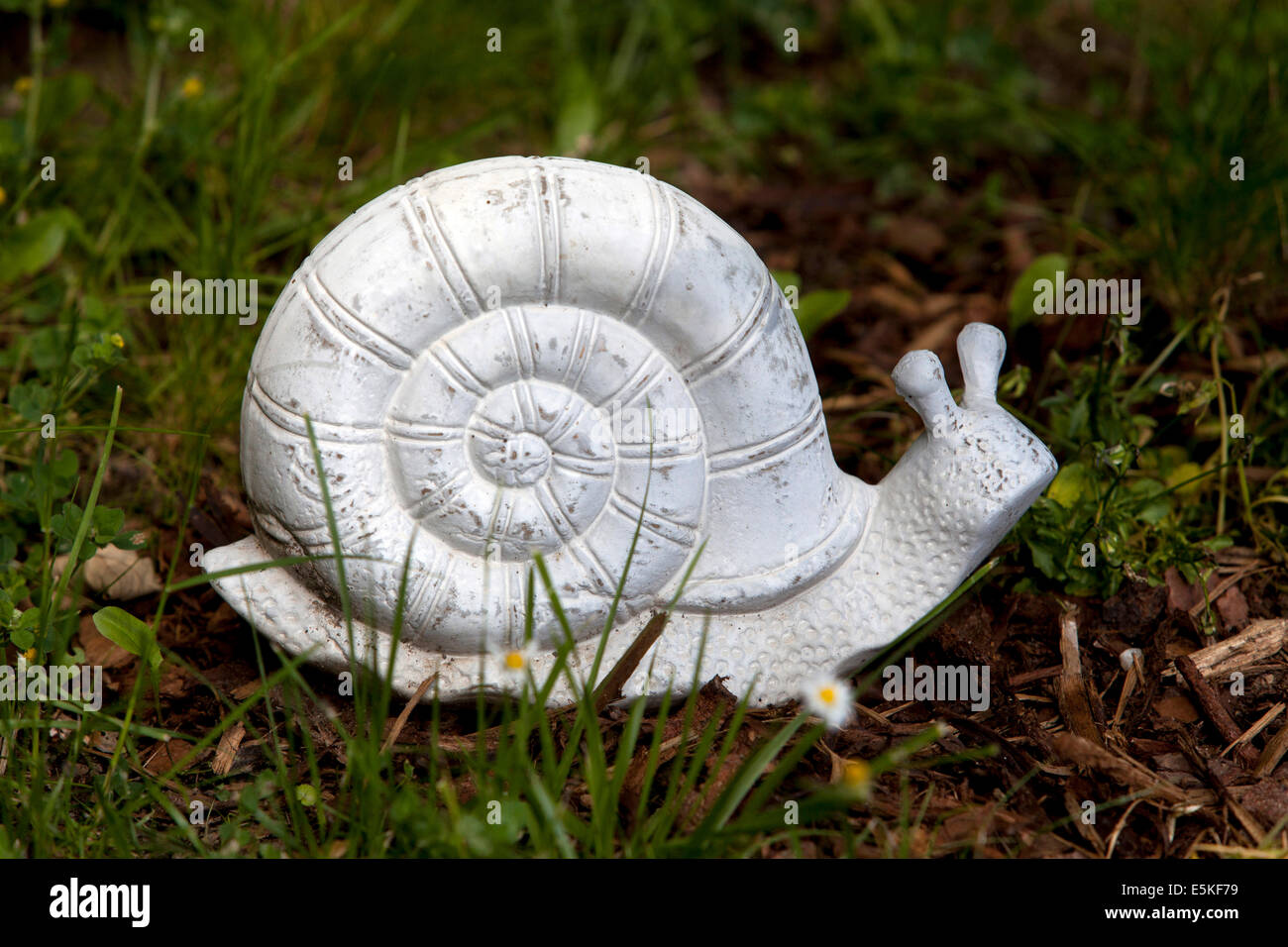 Escargot en céramique jardin ornemental Banque D'Images