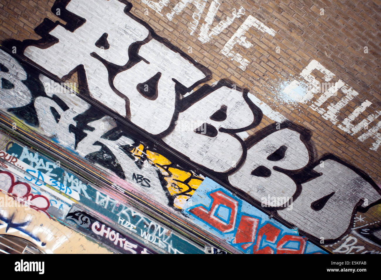 Londres, Royaume-Uni. 06Th Août, 2014. L'artiste graffiti Banksy's arch rival King Robbo est décédé après avoir passé trois ans dans le coma. La fin de l'artiste a subi une mystérieuse blessure à la tête en 2011 et a été placé dans un coma artificiel. Le 31 juillet il a perdu son combat pour la vie. Les deux artistes ont été des rivaux acharnés, souvent modifier les œuvres qui n'est pas la pratique habituelle dans l'artiste de rue de la communauté. Crédit : Jeffrey Blackler/Alamy Live News Banque D'Images