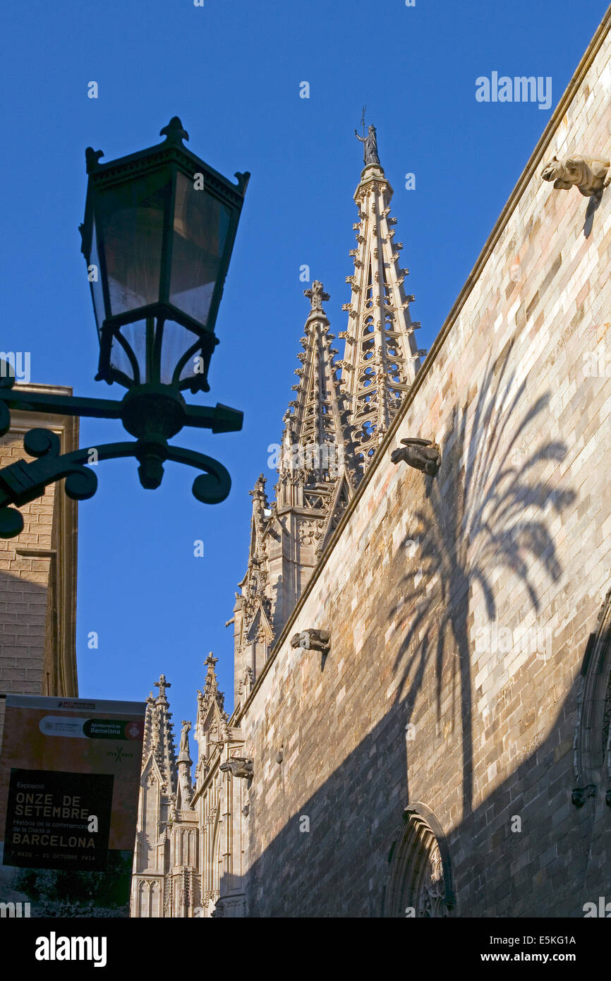 Tours de la cathédrale Sainte-Croix et Sainte-Eulalie dans une rue latérale à Barcelone, Catalogne, Espagne Banque D'Images