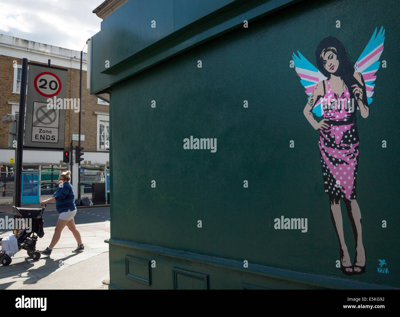 Londres, Royaume-Uni. 06Th Août, 2014. L'artiste graffiti Londres Pegasus a peint un nouveau morceau de la chanteuse Amy Winehouse en retard. Le travail, qui lui montre le port Union Jack Angel's Wings, est apparue sur le côté du magasin d'antiquités Paul's Emporium dans le nord de Londres non loin de l'ancienne maison de la chanteuse à Camden Town. Né à l'américaine Pegasus a peint plusieurs portraits de ses mais dit que ce nouveau morceau est son "dernier adieu" pour la chanteuse qui est décédé il y a plus de trois ans. Crédit : Jeffrey Blackler/Alamy Live News Banque D'Images