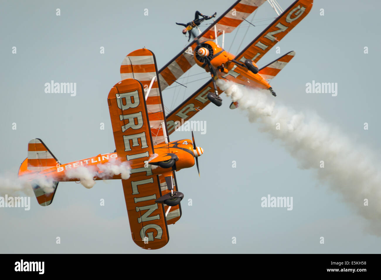 Abingdon, UK - 4 mai, 2014 : l'équipe de Walker aile Breitling affichage à Abingdon Airshow Banque D'Images