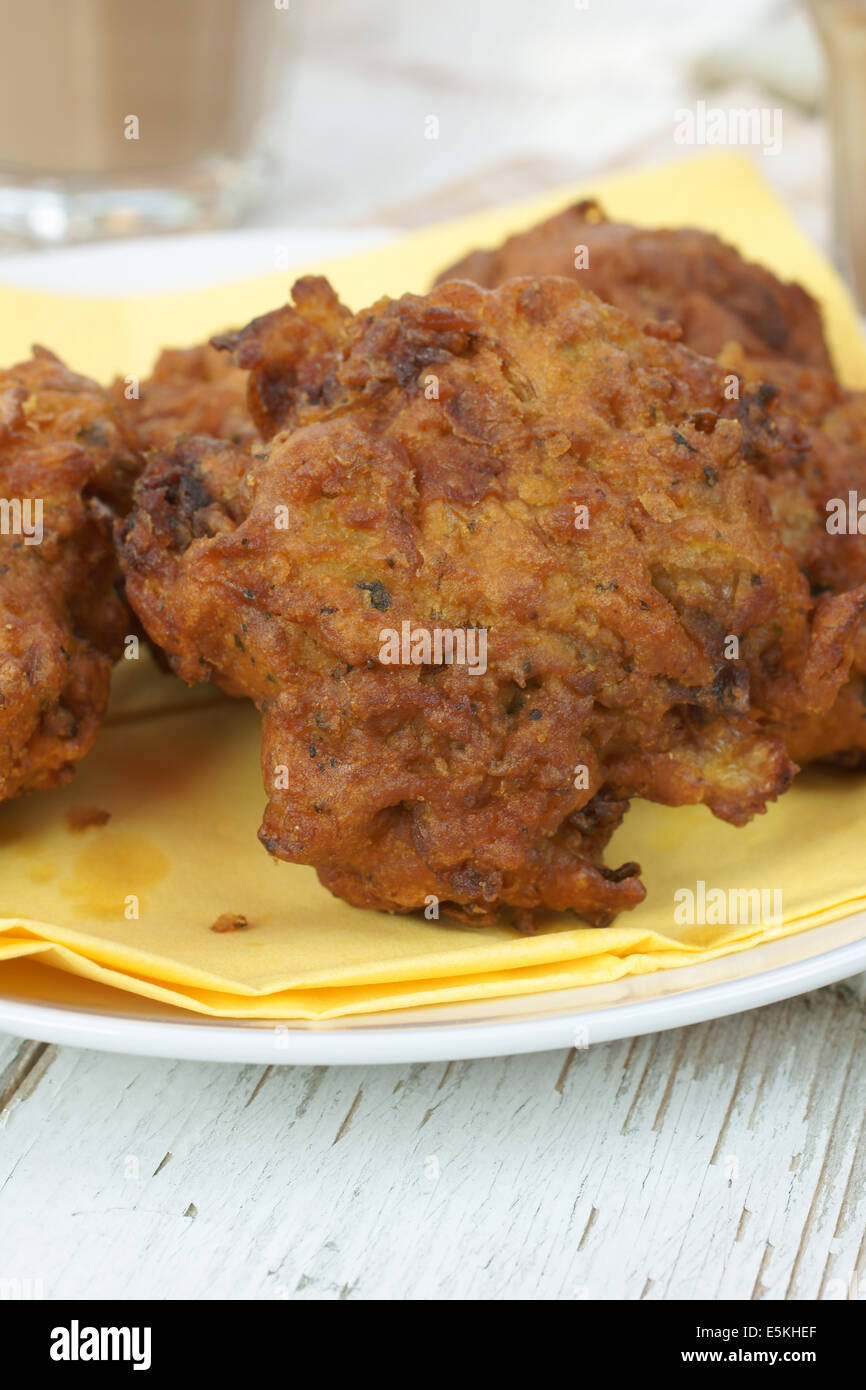 Onion bhaji Bhajji ou épicé est un snack indien d'oignons frits dans la pâte Banque D'Images