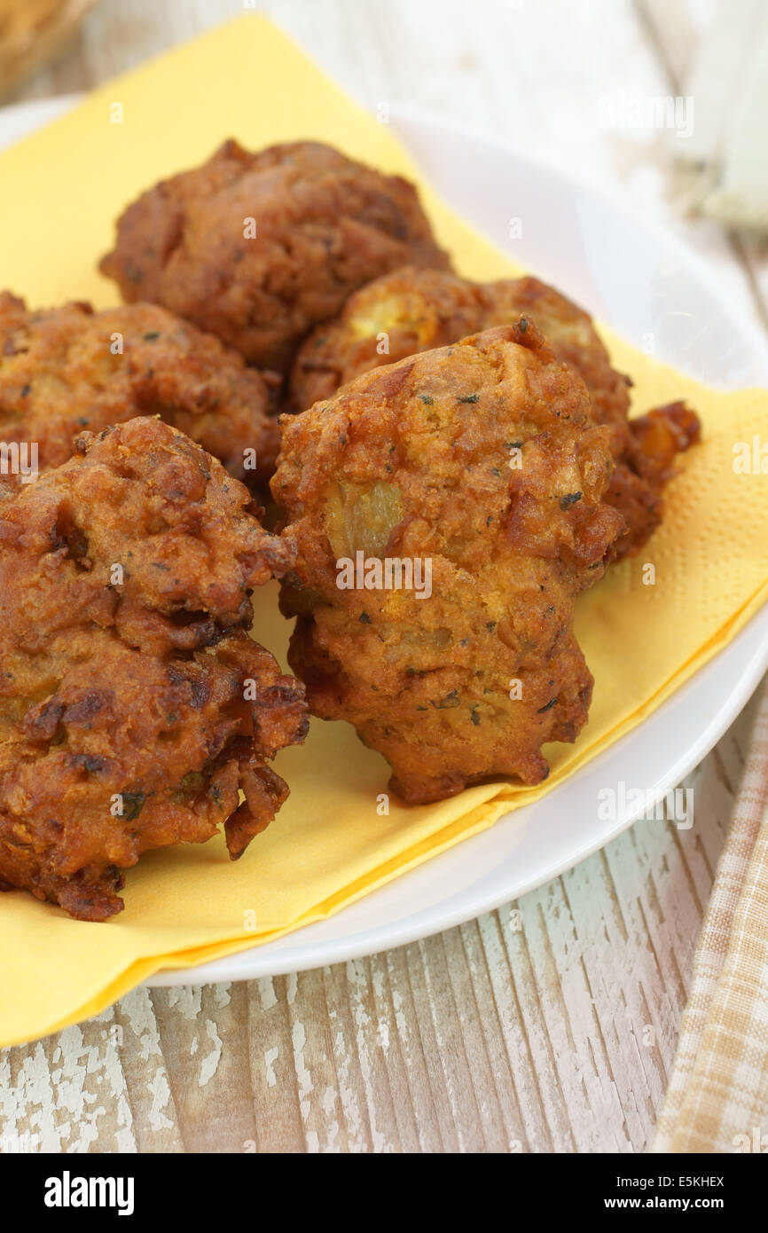 Onion bhaji Bhajji ou épicé est un snack indien d'oignons frits dans la pâte Banque D'Images