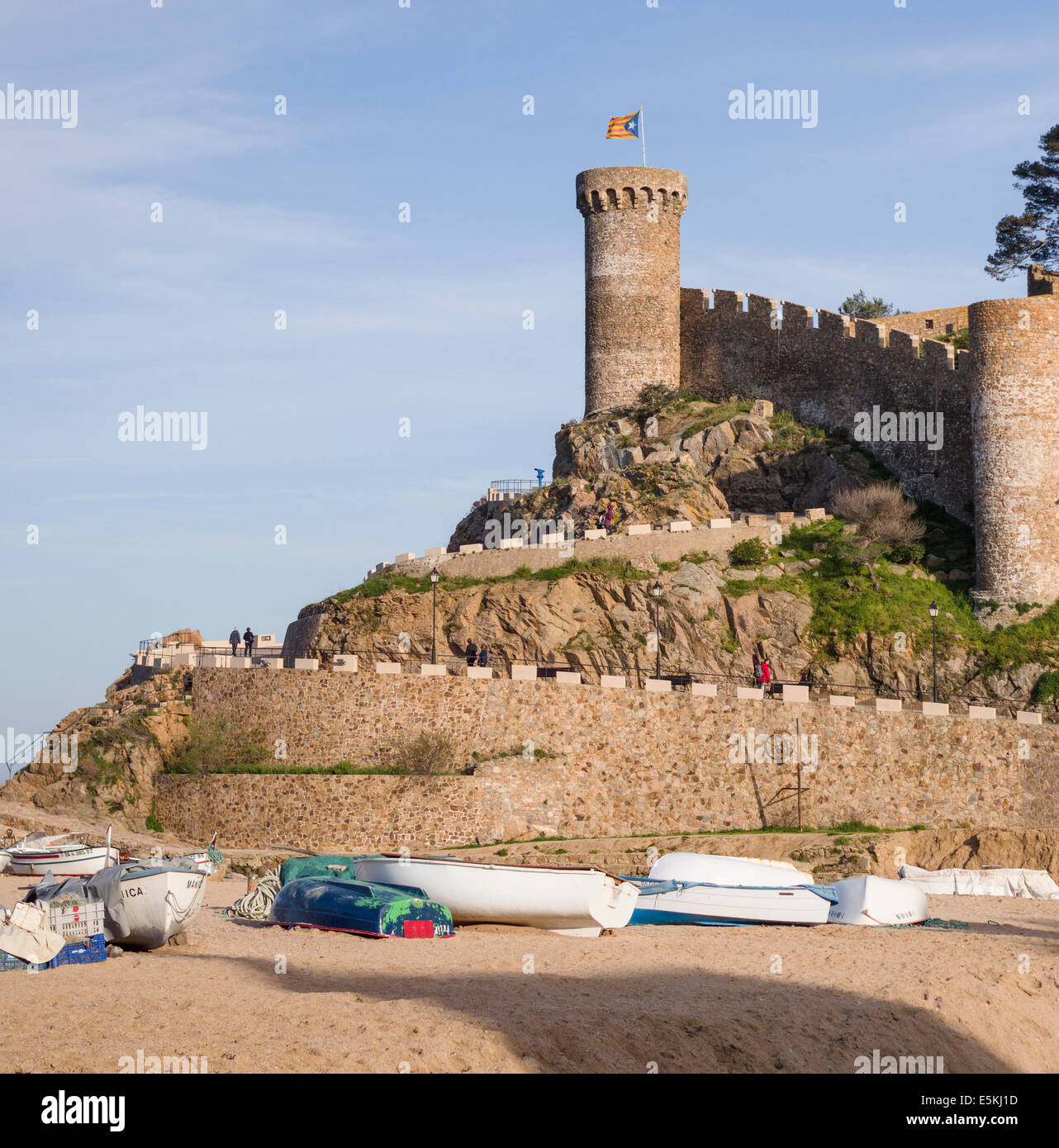 Forteresse de Tossa de Mar surmonté d'un drapeau catalan, bateaux Belo. La muraille en pierre massive et tour de ce monument al Banque D'Images