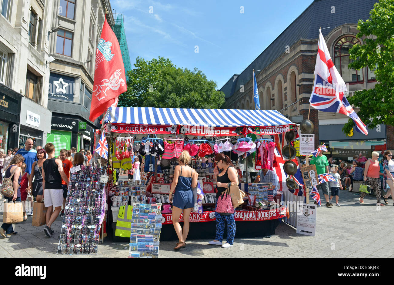 Un étal dans Liverpool, UK football Vente de souvenirs Banque D'Images