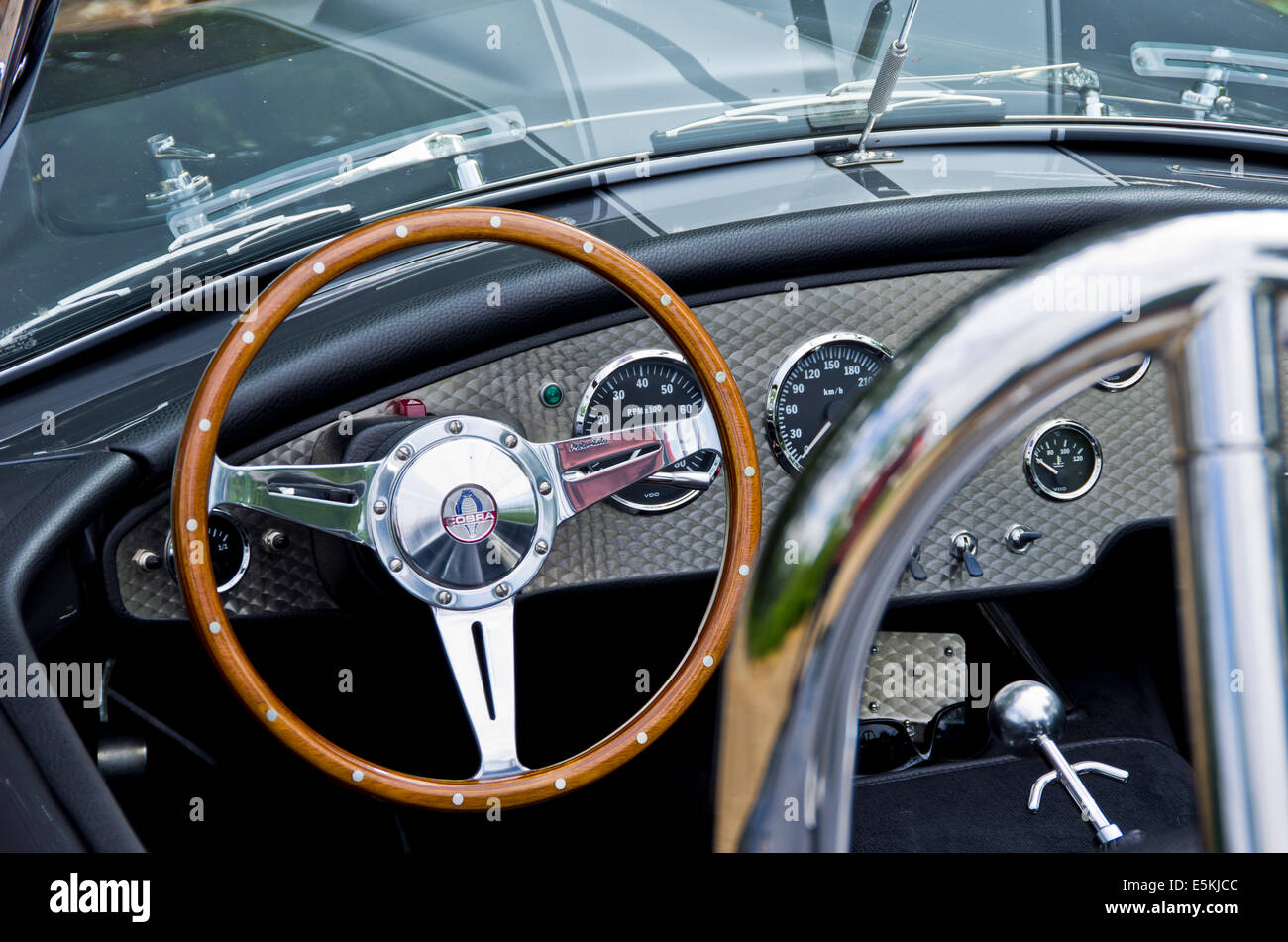 Volant et tableau de bord d'une Ford GT 40. Banque D'Images