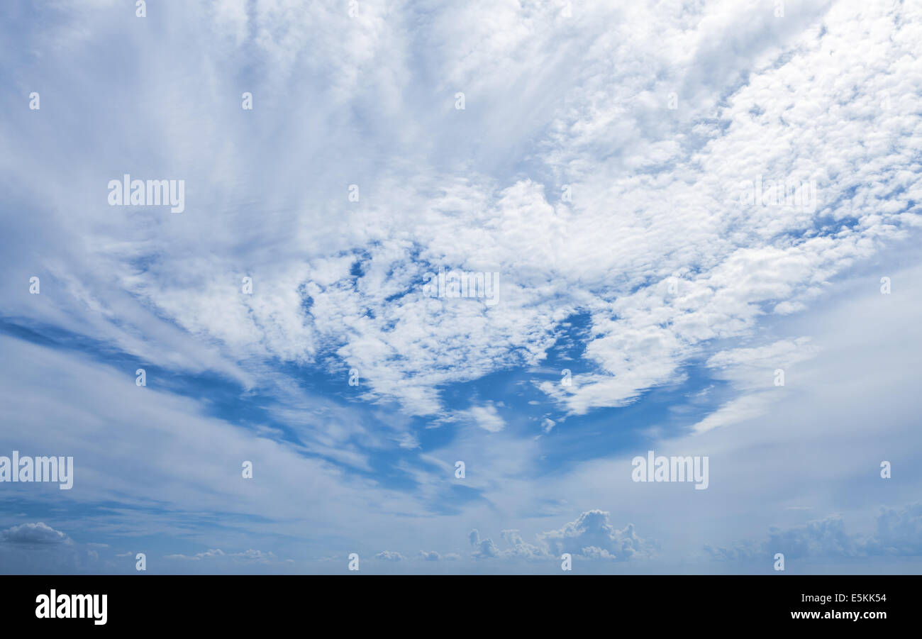 Le ciel bleu avec des nuages, la texture de fond photo Banque D'Images