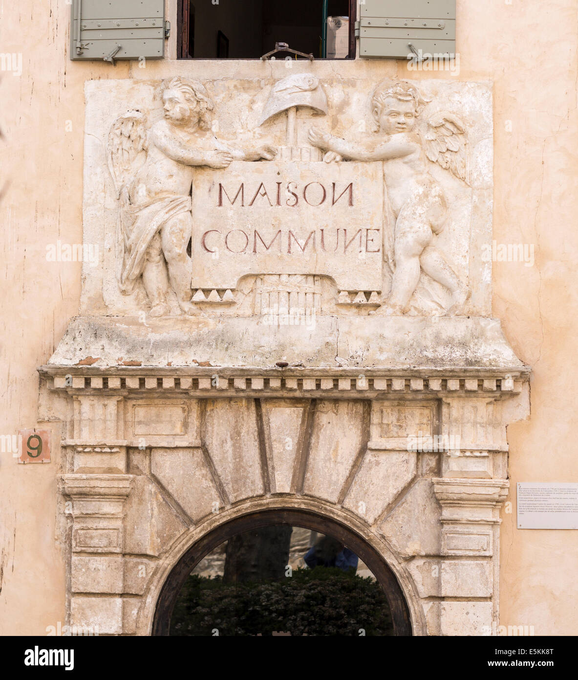 La maison commune : entrée de l'hôtel de ville. Une entrée de l'édifice 1790 sculptés avec deux chérubins. Banque D'Images