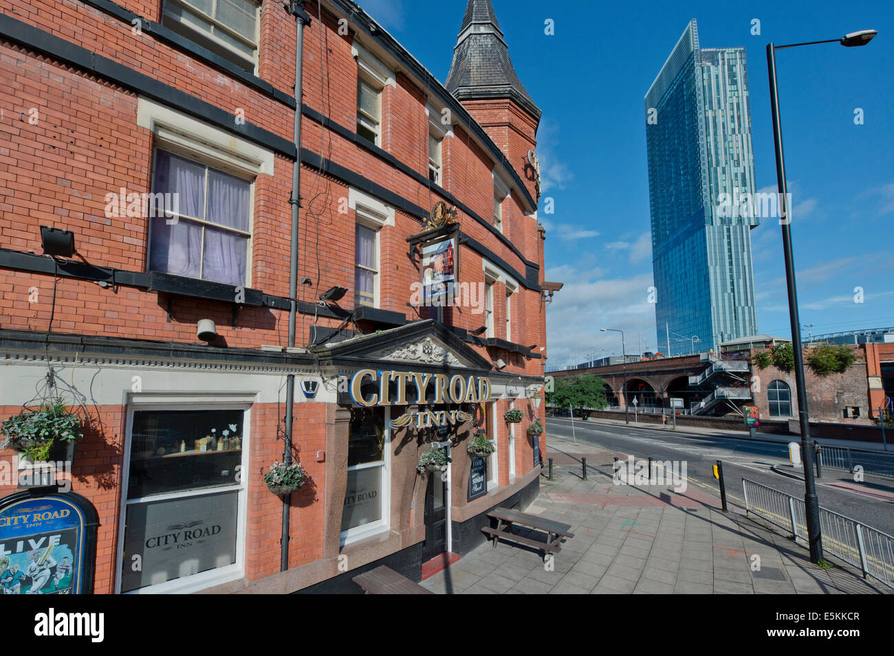 La Ville Road Inn City pub anglais traditionnel, situé sur Albion Street, Manchester, Royaume-Uni. Banque D'Images
