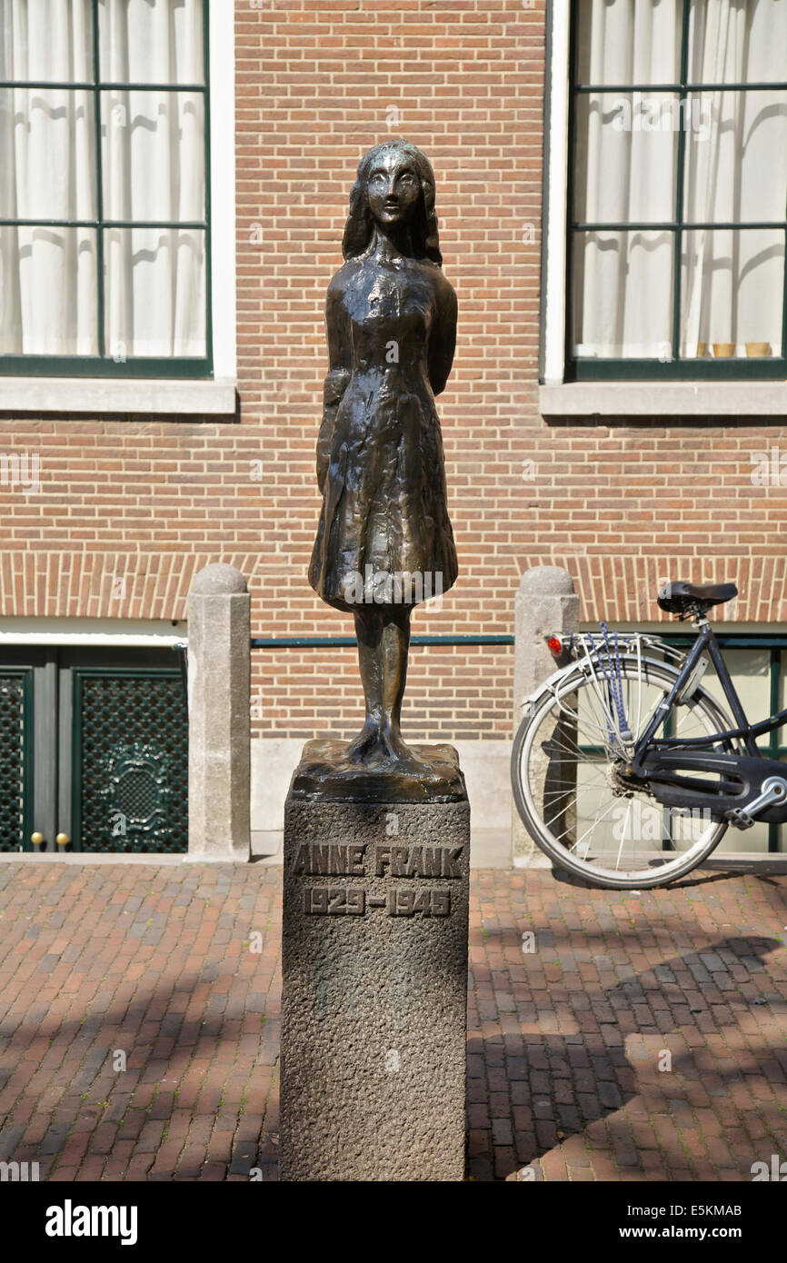 Statue d'Anne Frank dans un passage à Amsterdam, Hollande, l'Europe. Photo prise le : Août 27th, 2013 Banque D'Images