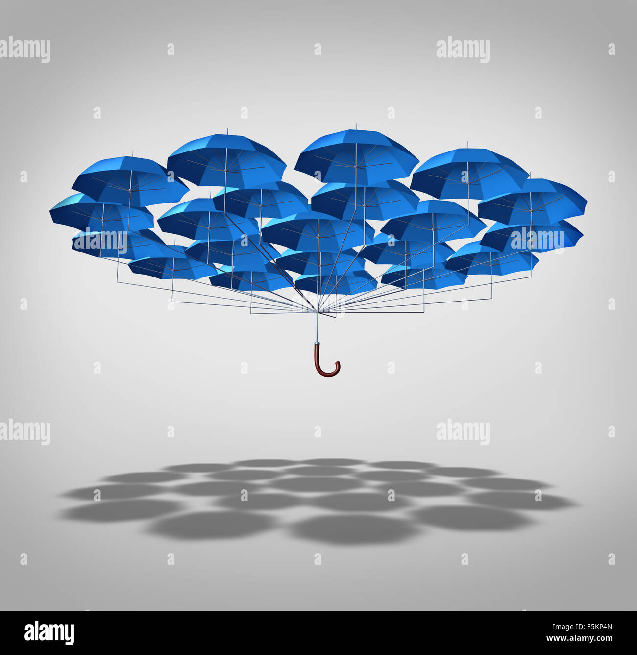 Concept de sécurité supplémentaire qu'un large groupe de parapluies bleus reliés ensemble comme un parapluie comme un symbole supplémentaire de protection complète. Banque D'Images