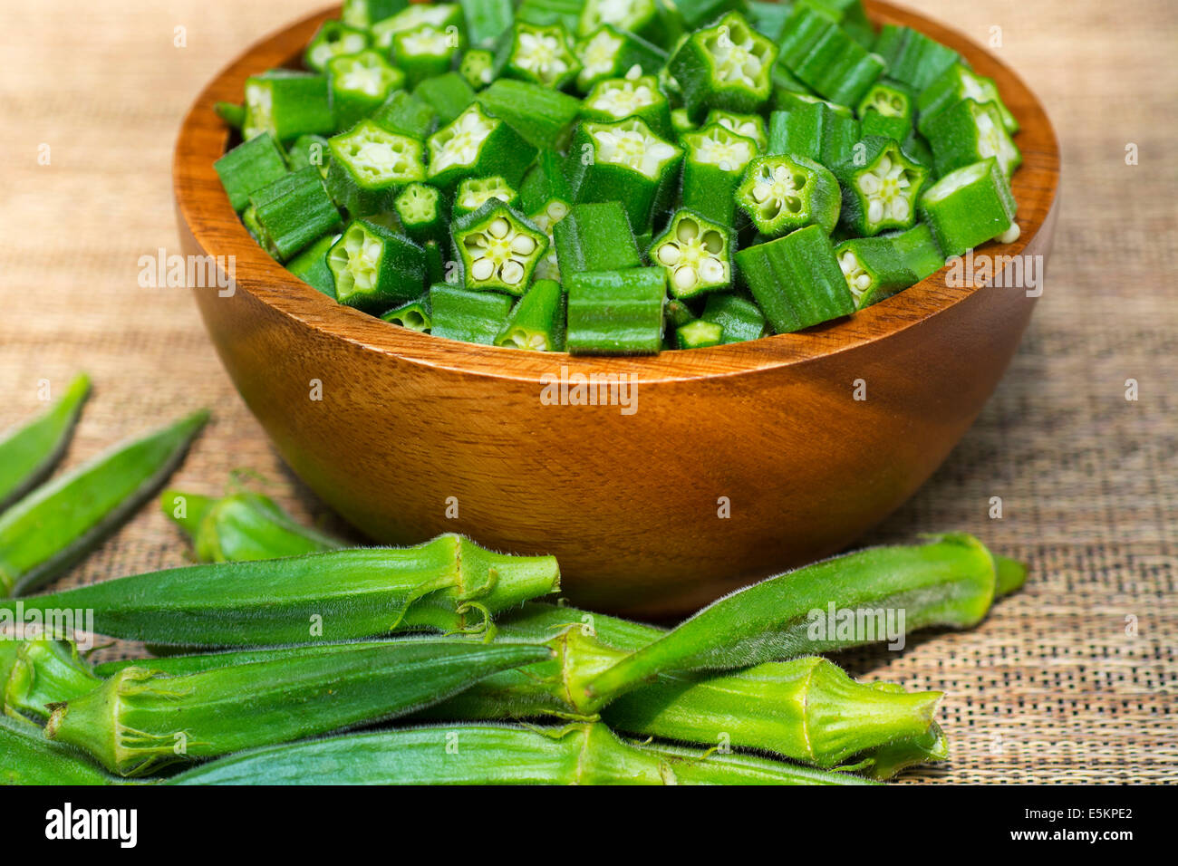 L'okra, cru dans un bol Okro haché Banque D'Images