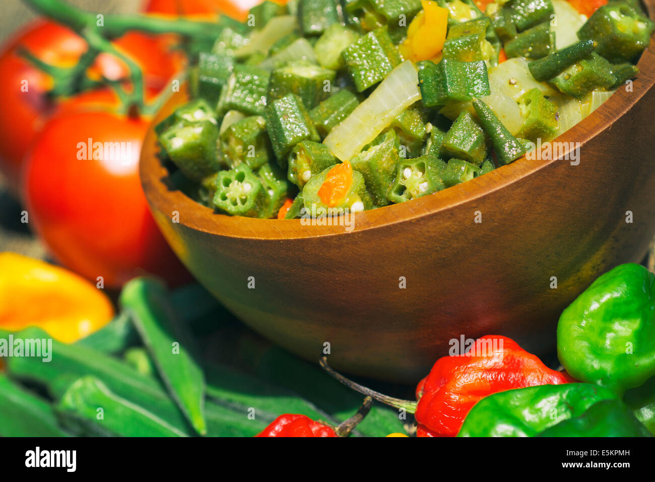 L'okra cuit, Bol de gombo, avec oignons, tomates et piments Banque D'Images