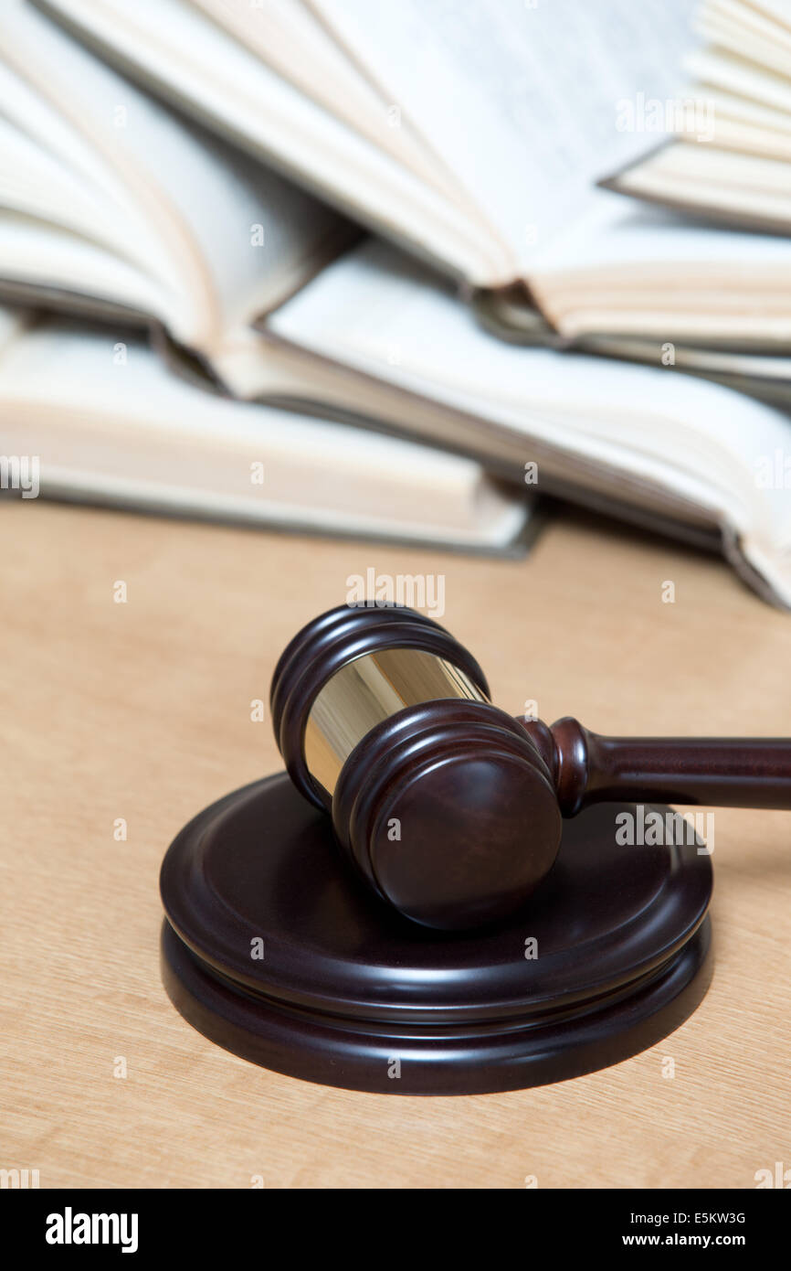 Wooden gavel et des livres sur la table en bois Banque D'Images