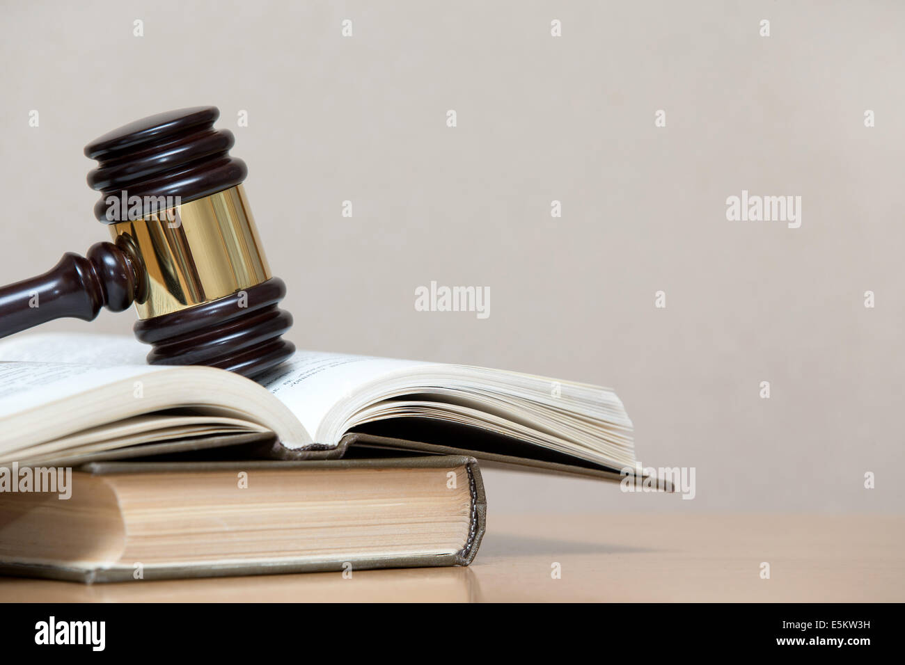 Wooden gavel et des livres sur la table en bois Banque D'Images
