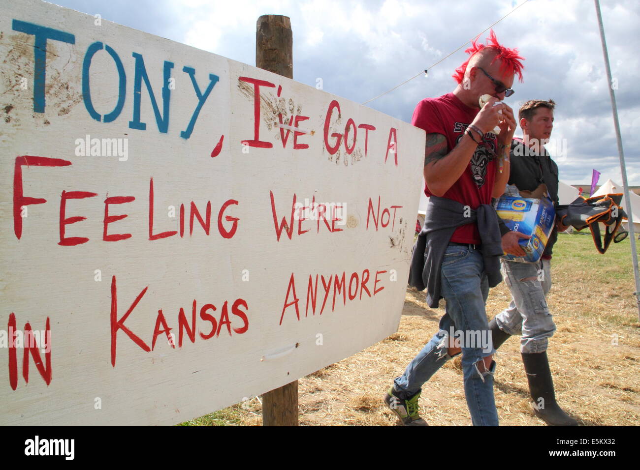 Peak District, Derbyshire, Royaume-Uni. 3 août 2014. Les fans de musique passent un panneau à l'entrée du festival y Not, qui fait référence à The Wizard of Oz et se lit comme suit : « Tony, j'ai le sentiment que nous ne sommes plus au Kansas ». Tony est un terme affectueux pour le festival y Not étant y non orthographié à l'envers. Crédit : Deborah Vernon/Alamy Live News Banque D'Images