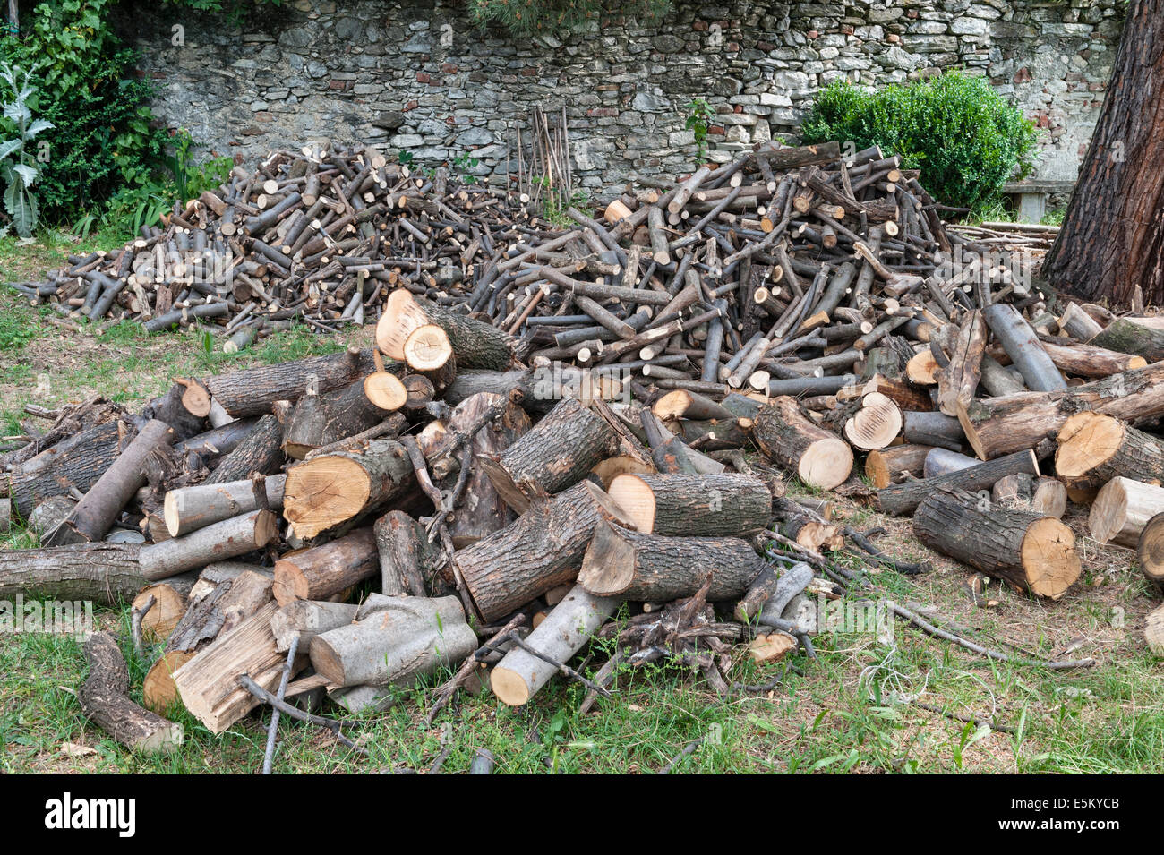 Le nord de l'Italie - des piles de bois prêt pour l'hiver dans un village de montagne italien Banque D'Images