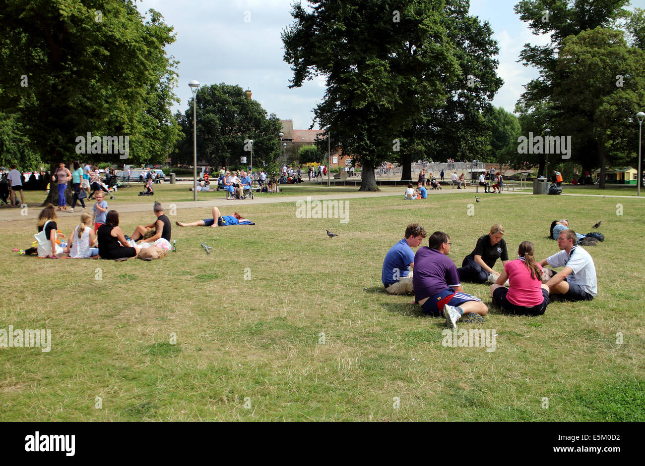 Des groupes de jeunes gens assis dans les jardins de Bancroft en été, Stratford-upon-Avon, Royaume-Uni Banque D'Images