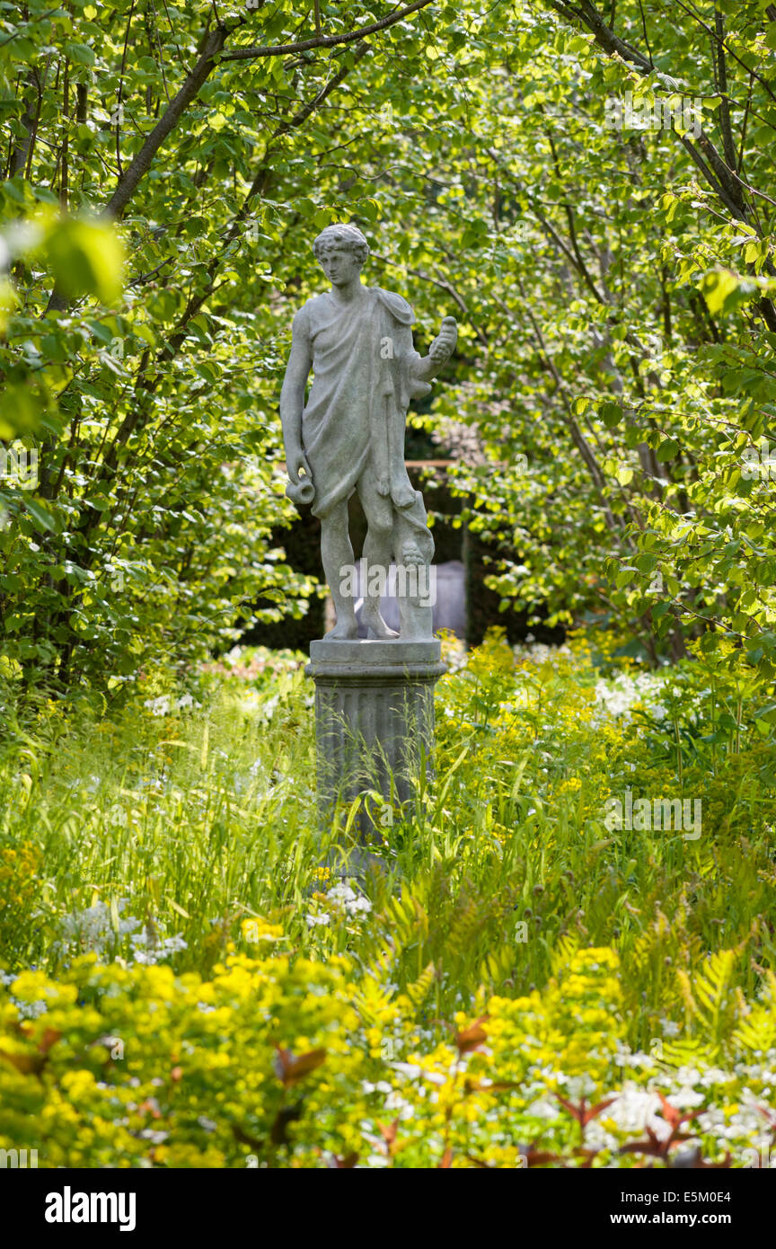 Château de Sissinghurst, Kent, Royaume-Uni. Statue au Nuttery, au printemps Banque D'Images