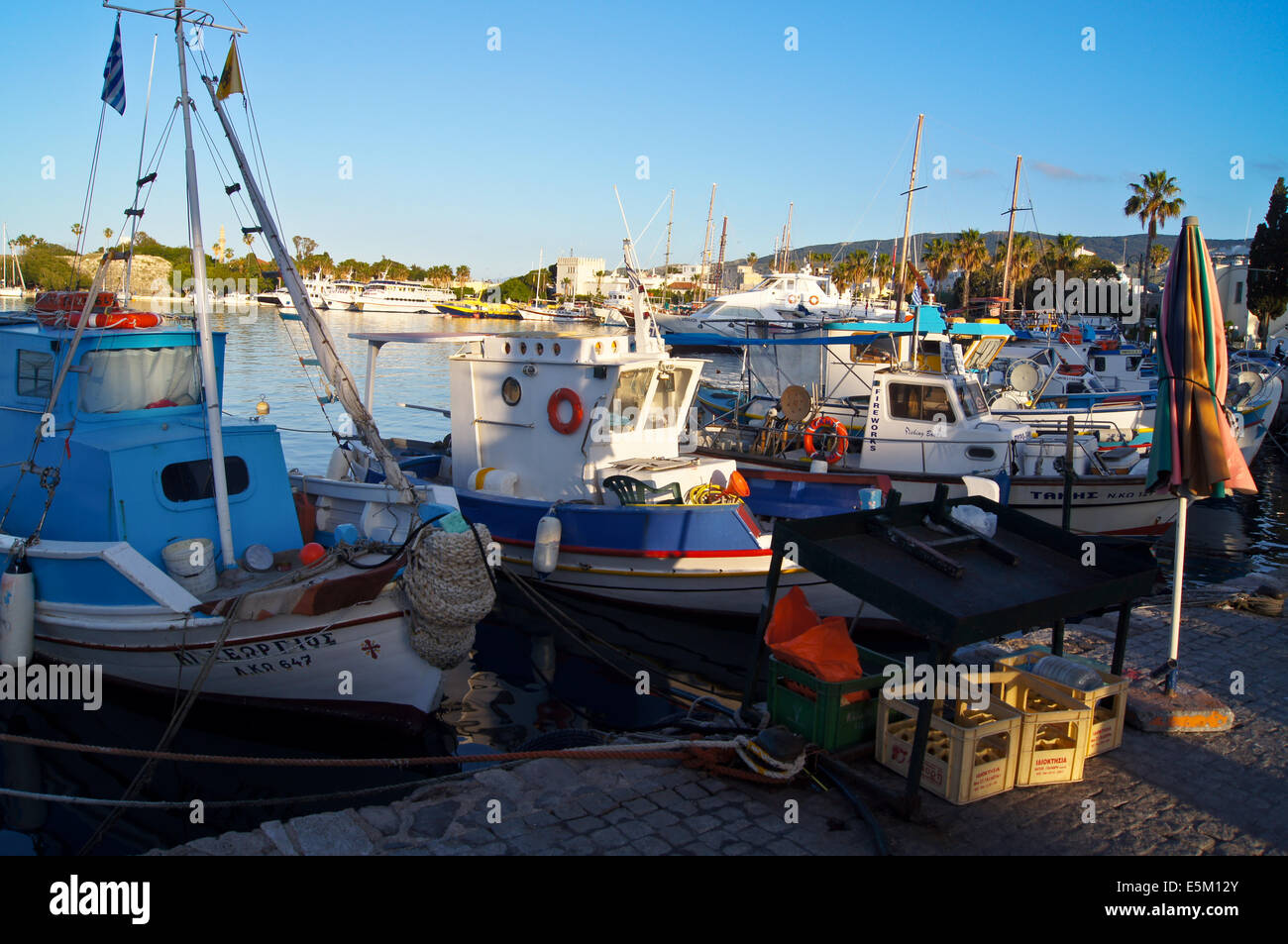 Les bateaux de pêche traditionnels, le port de Kos, Kos Town, Kos, Grèce au coucher du soleil Banque D'Images
