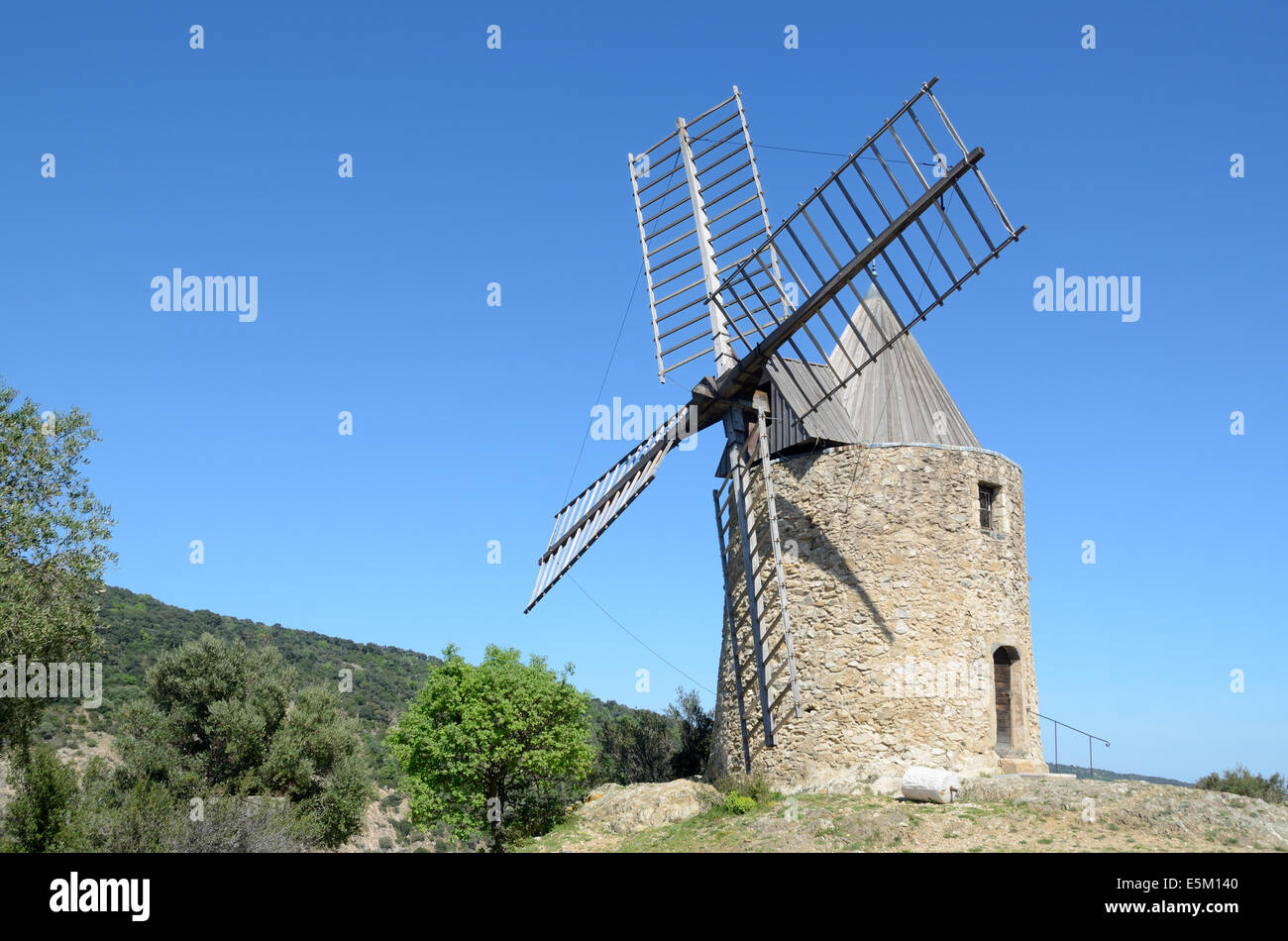 Moulin en pierre Grimaud Var Provence France et des voiles Banque D'Images