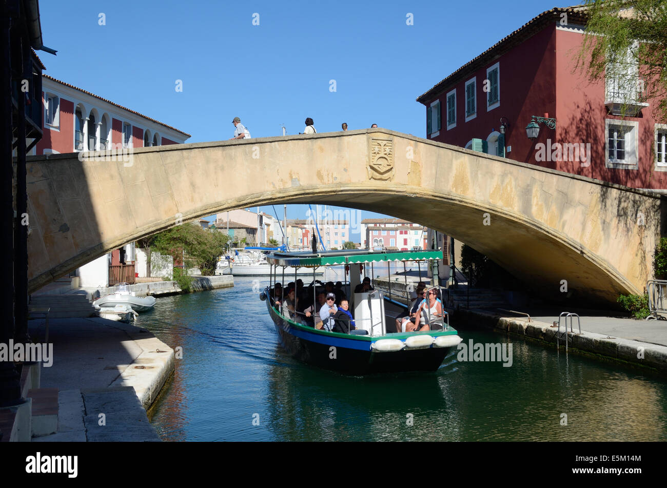Voyage en bateau et passerelle pour piétons dans la ville balnéaire de Port Grimaud Var Côte d'Azur Provence France Banque D'Images