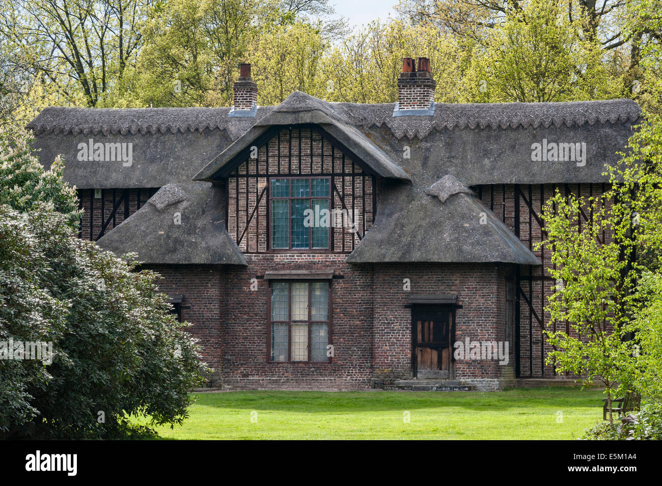 Kew Gardens, Londres, au printemps. Le Cottage de la Reine Charlotte, donné comme un cadeau de mariage pour son mariage avec George III Banque D'Images