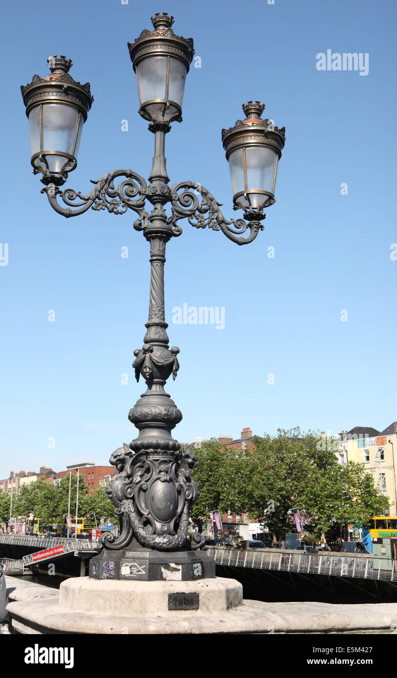 Lampe triple victorienne sur O'Connell Bridge Dublin Banque D'Images