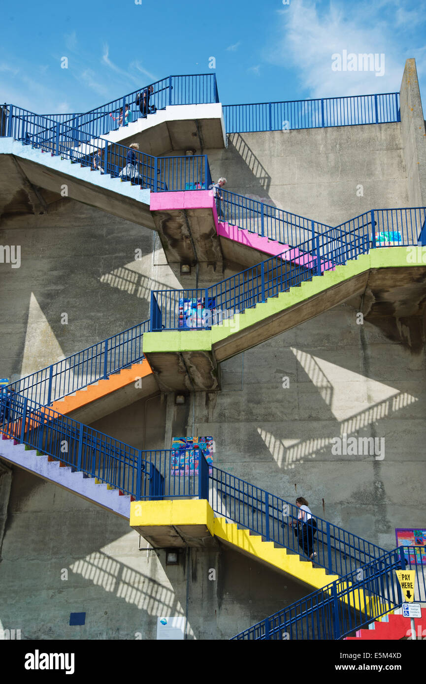 Ramsgate, Kent. Étapes peint de couleurs vives, la liquidation de la falaise Banque D'Images