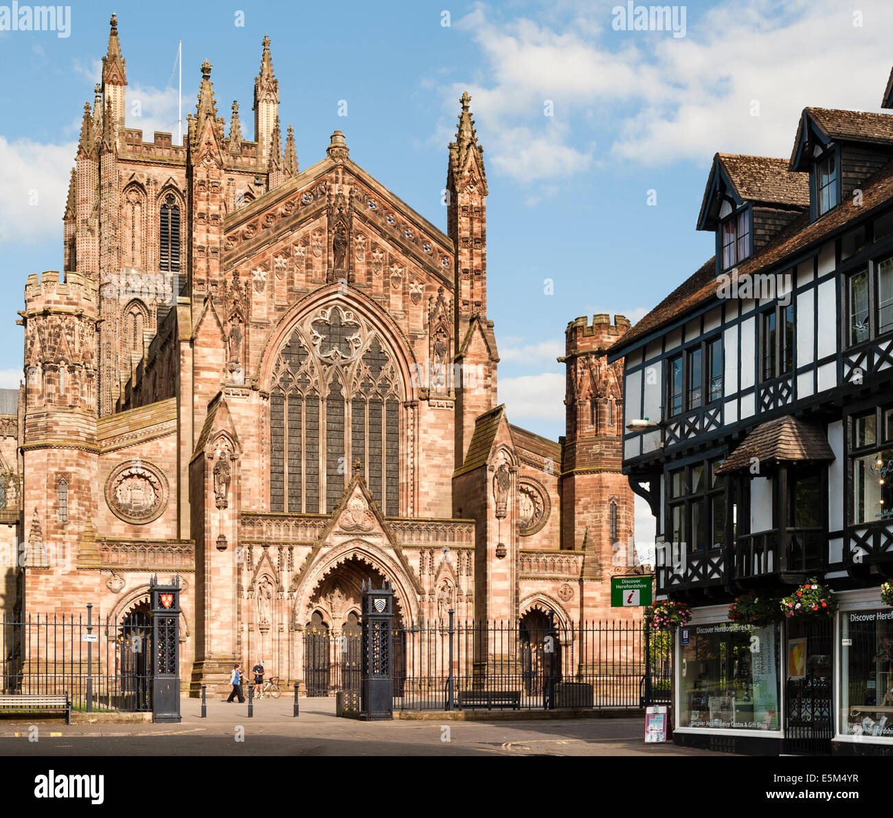 Cathédrale de Hereford, Herefordshire, Royaume-Uni. Le front ouest (reconstruit en 19C après s'être effondré) vu de King Street Banque D'Images