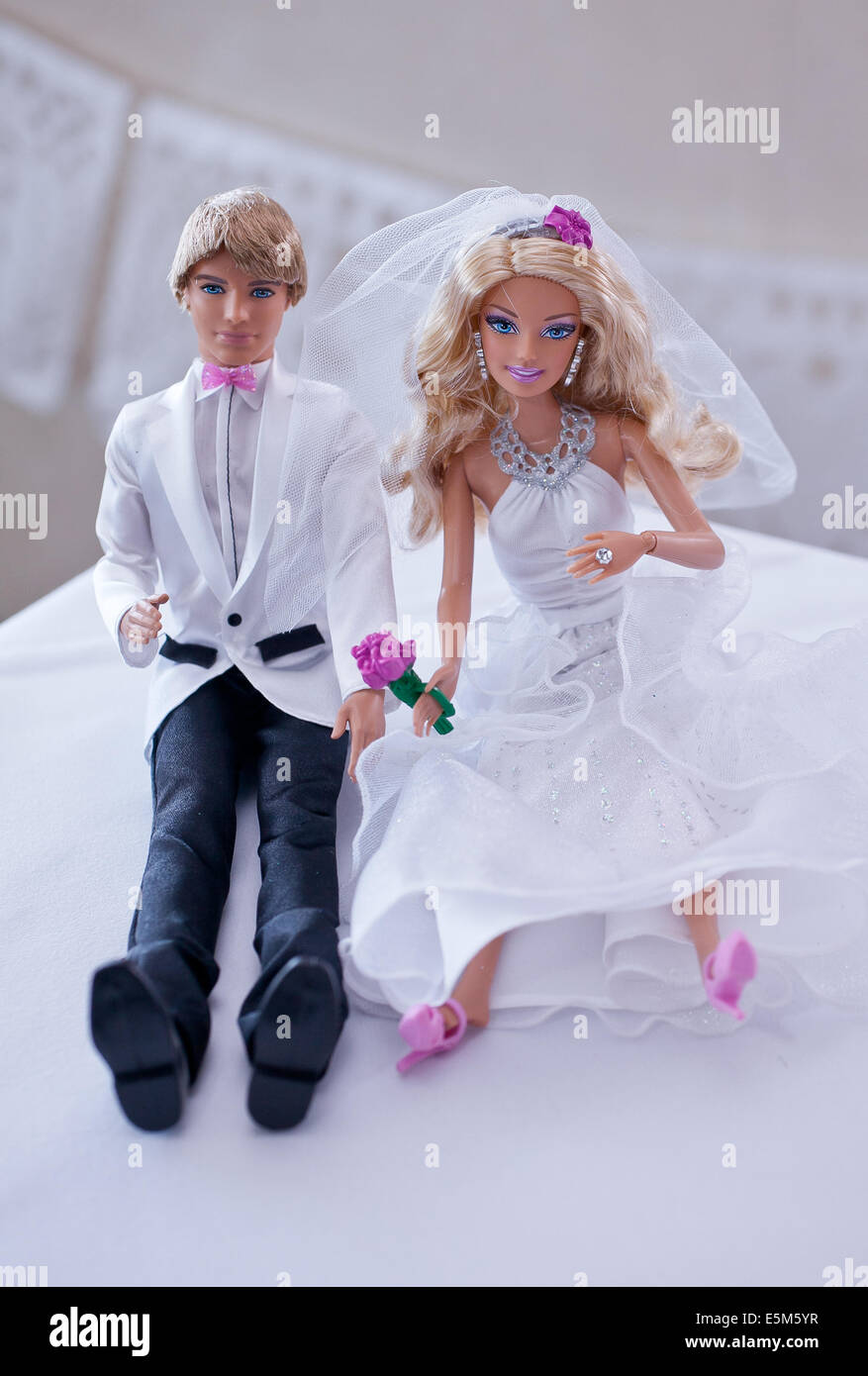 Ken et Barbie Bride and Groom cake toppers sur un gâteau de mariage Photo  Stock - Alamy