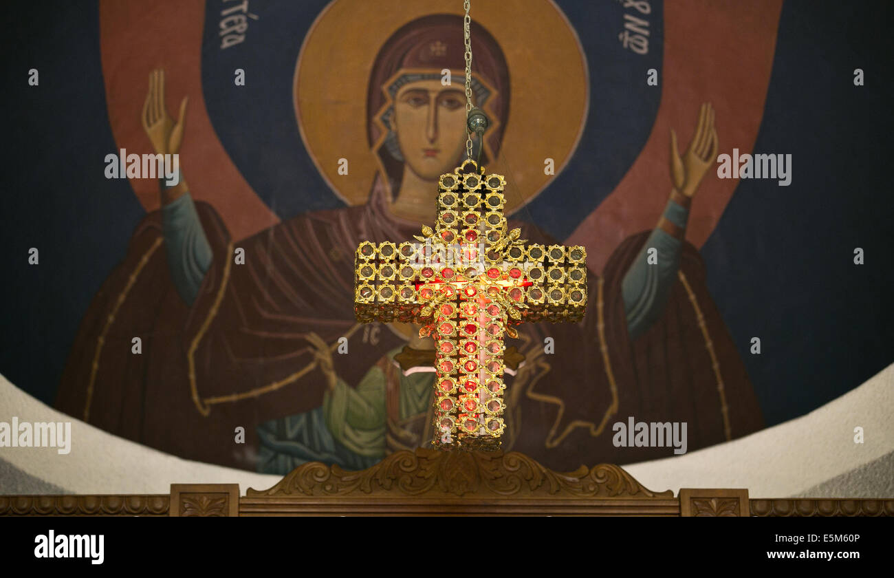 Crucifix lumineux dans une église orthodoxe grecque, Melbourne Banque D'Images