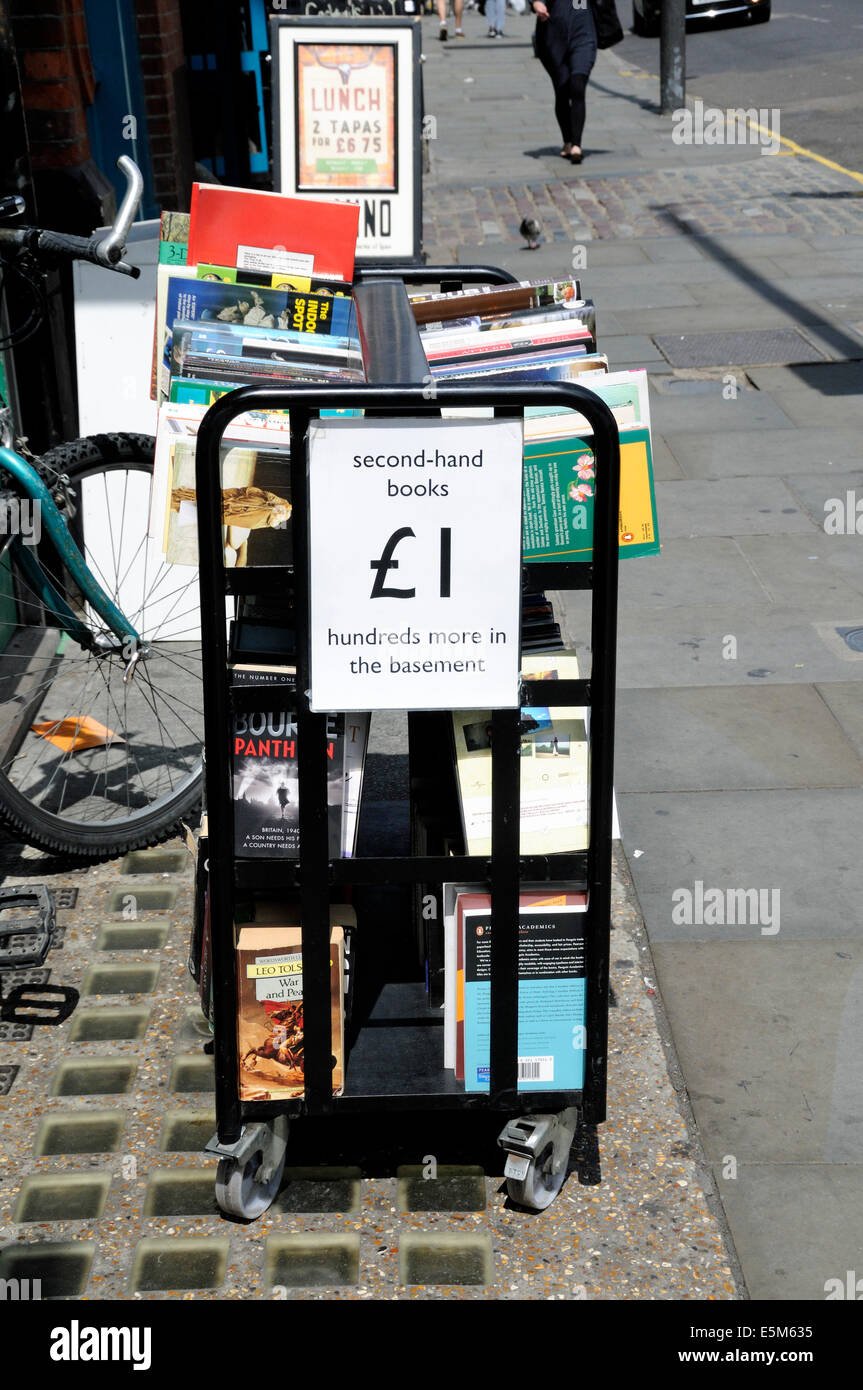 Livres d'occasion à vendre €1 à partir de la bibliothèque dans la rue devant Housmans Bookshop Caledonian Road Islington Londres Angleterre Royaume-uni Banque D'Images