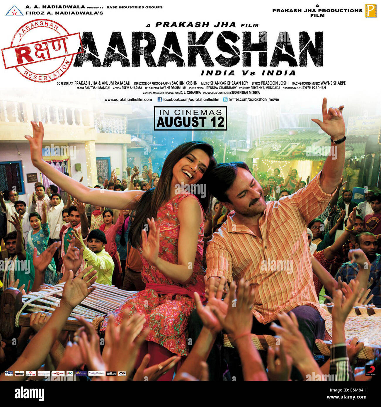 AARAKSHAN, l-r : Deepika Padukone, Saif Ali Khan sur Indian affiche en anglais, 2011, ©Groupe Industries de base/avec la permission d'Everett Banque D'Images