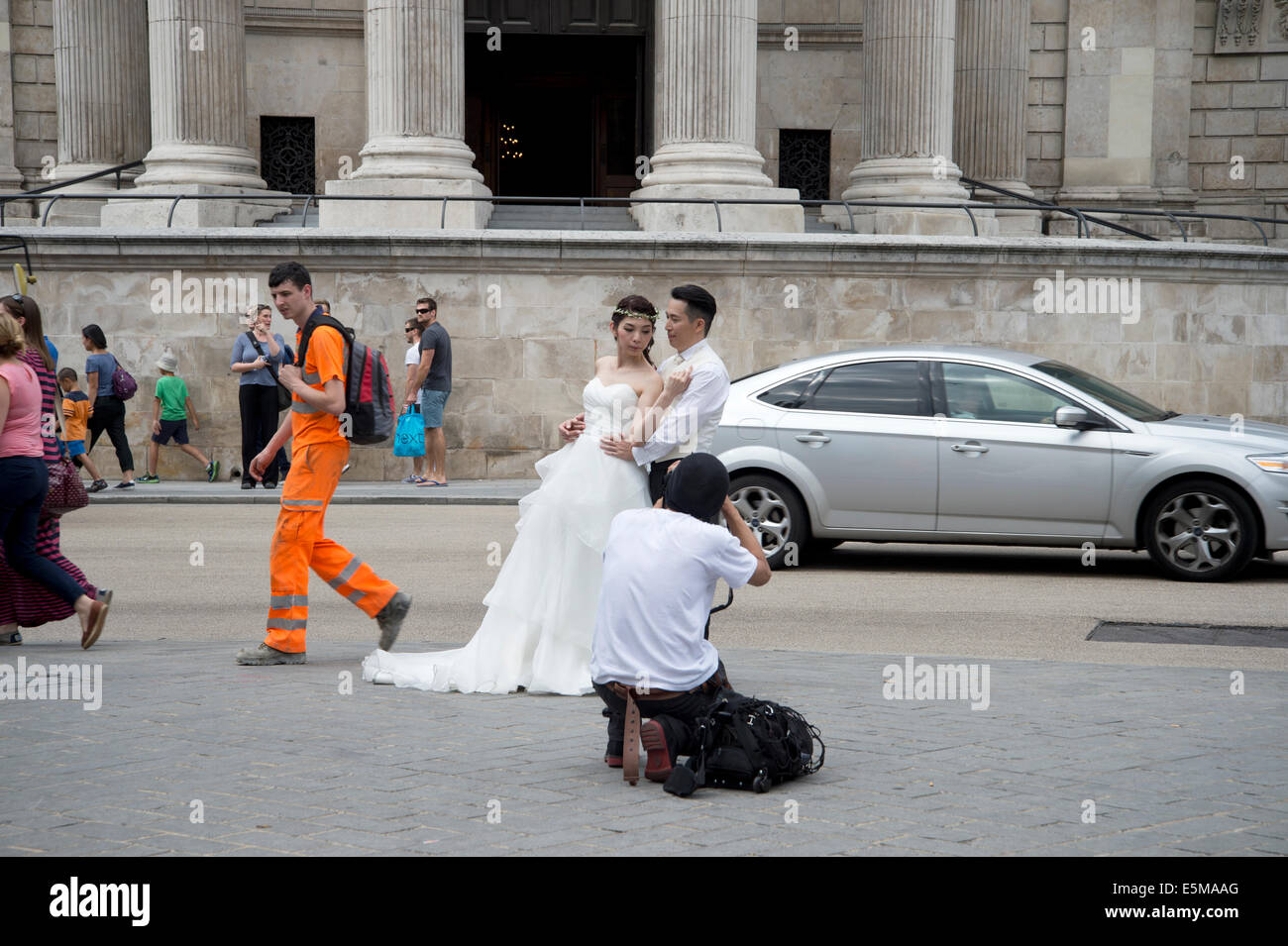 Prendre des photos de mariage japonais en face de la cathédrale St Paul avec les gens qui passent par Banque D'Images