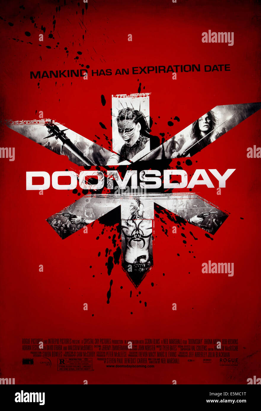 DOOMSDAY, US poster art, centre : Lee-Anne Liebenberg ; à droite : Rhona Mitra, 2008. ©Photos Rogue/avec la permission d'Everett Collection Banque D'Images