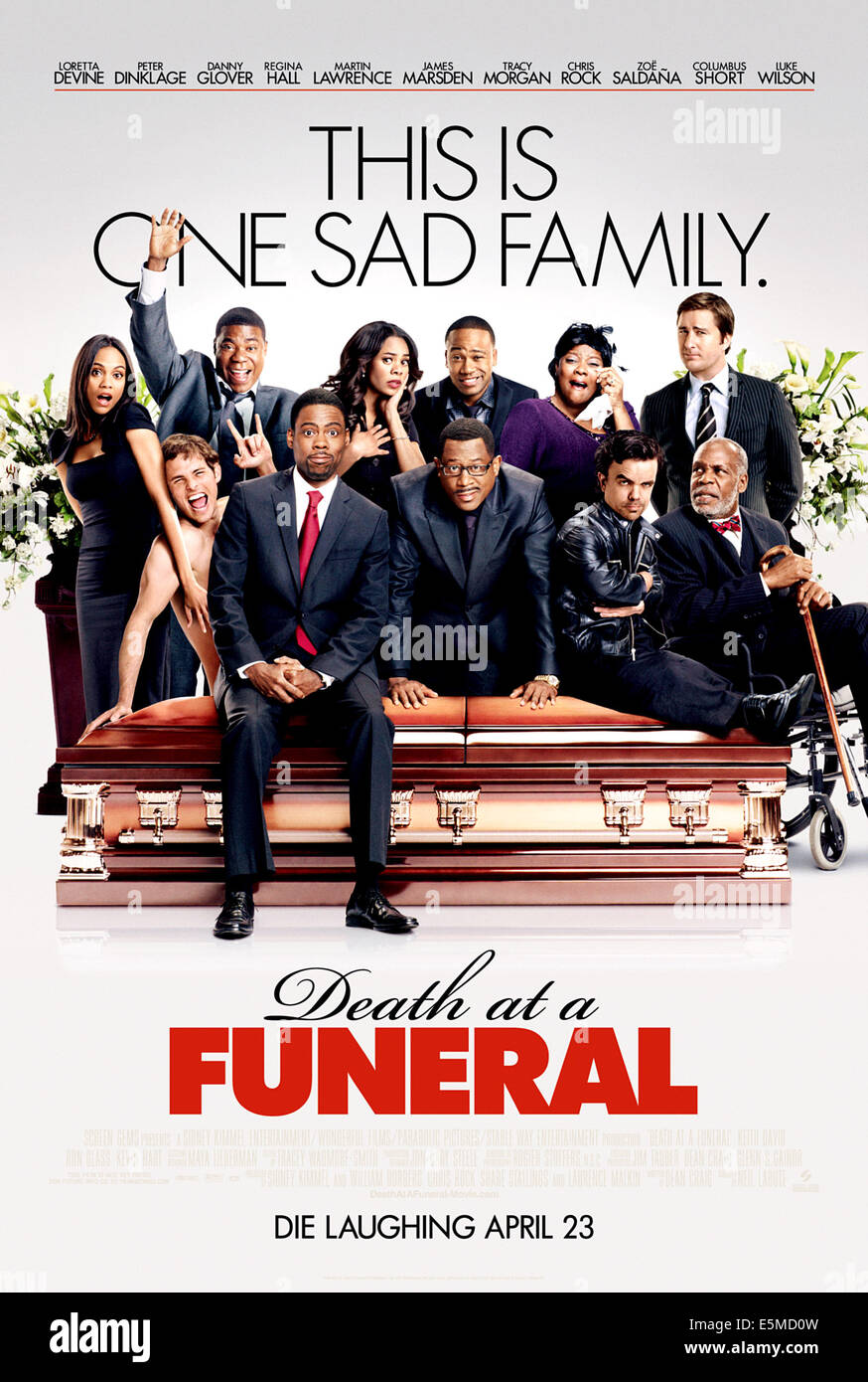 DEATH AT A FUNERAL, rangée arrière de gauche à droite : Zoe Saldana, Tracy Morgan, Regina Hall, Columbus Short, Loretta Devine, Luke Wilson, Banque D'Images