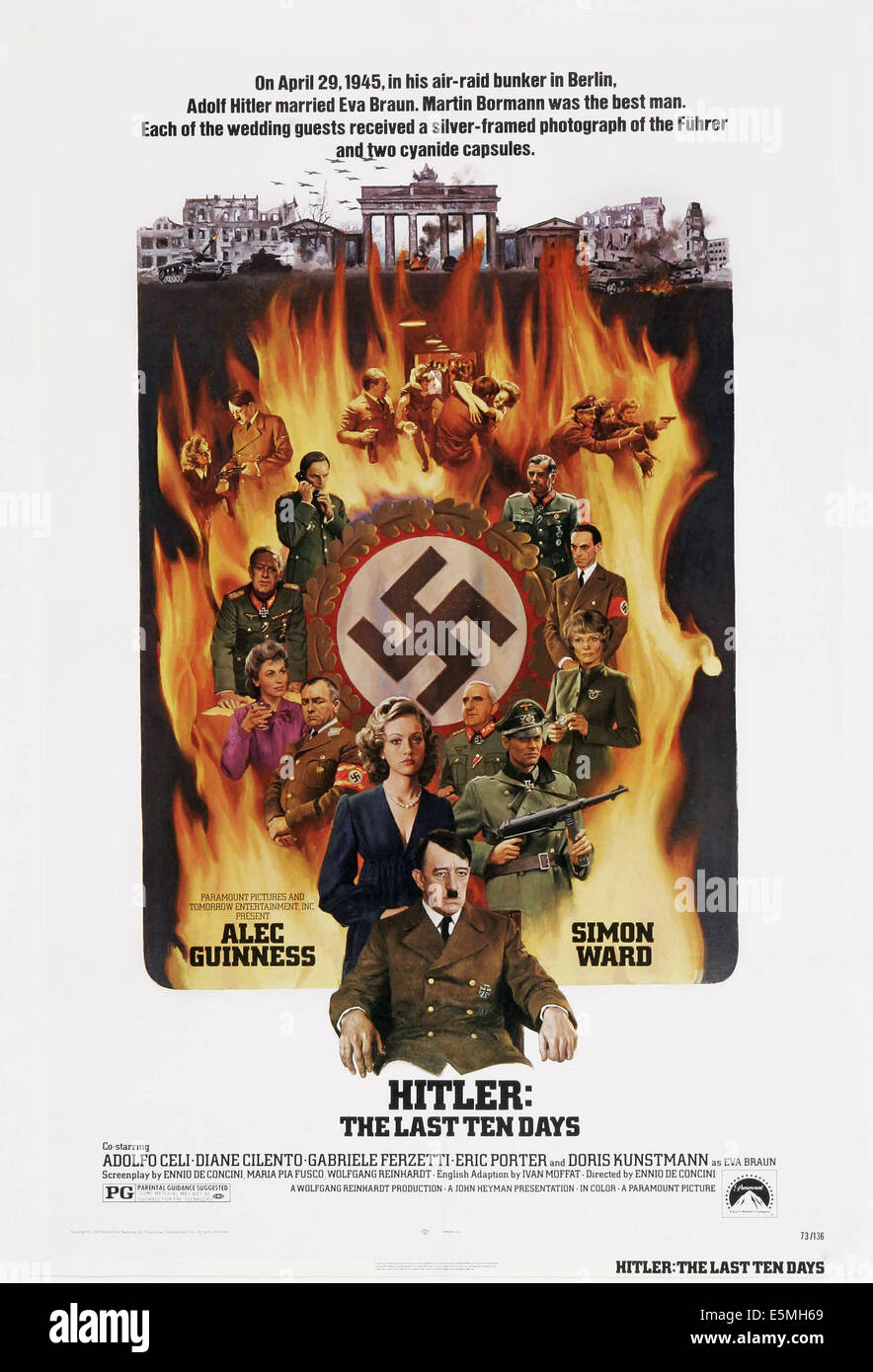HITLER : les dix derniers jours, (aka DER LETZTE AKT), US poster art, Alex Guinness, (avant), Doris Kunstmann, (à gauche de Hitler), Banque D'Images