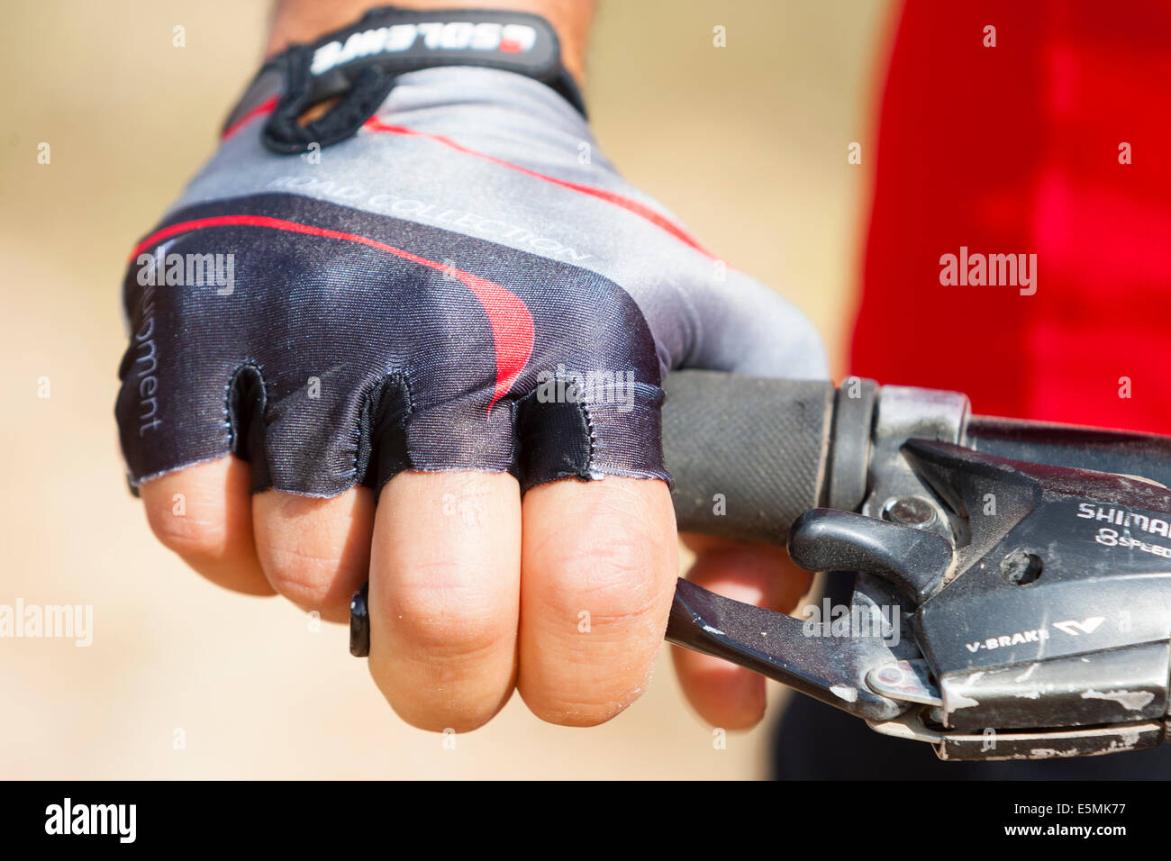 KAS, Turquie Détail des gants de vélo au guidon. Banque D'Images