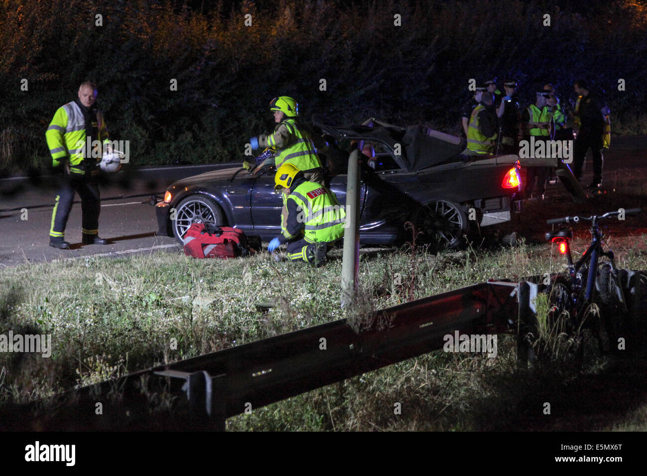 Les services d'urgence tentative de libérer un homme de sa BMW M3, qui s'est écrasé dans un grand lampadaire sur le côté de la route Banque D'Images Les services d'urgence tentative de libérer un homme de sa BMW M3, qui s'est écrasé dans un grand lampadaire sur le côté de la route Banque D'Images