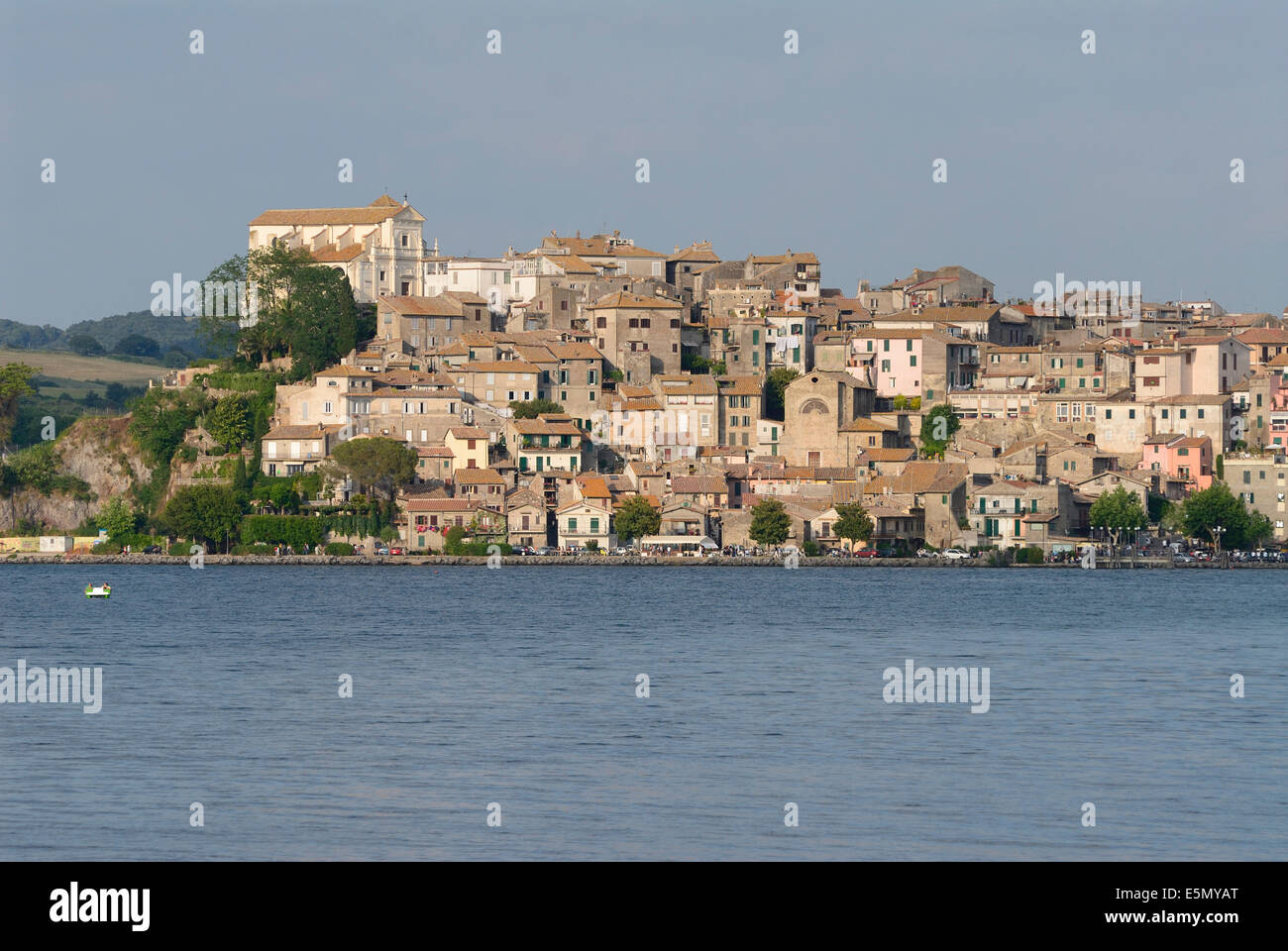 Ville de Carpi et le lac de Bracciano Lazio Italie Banque D'Images